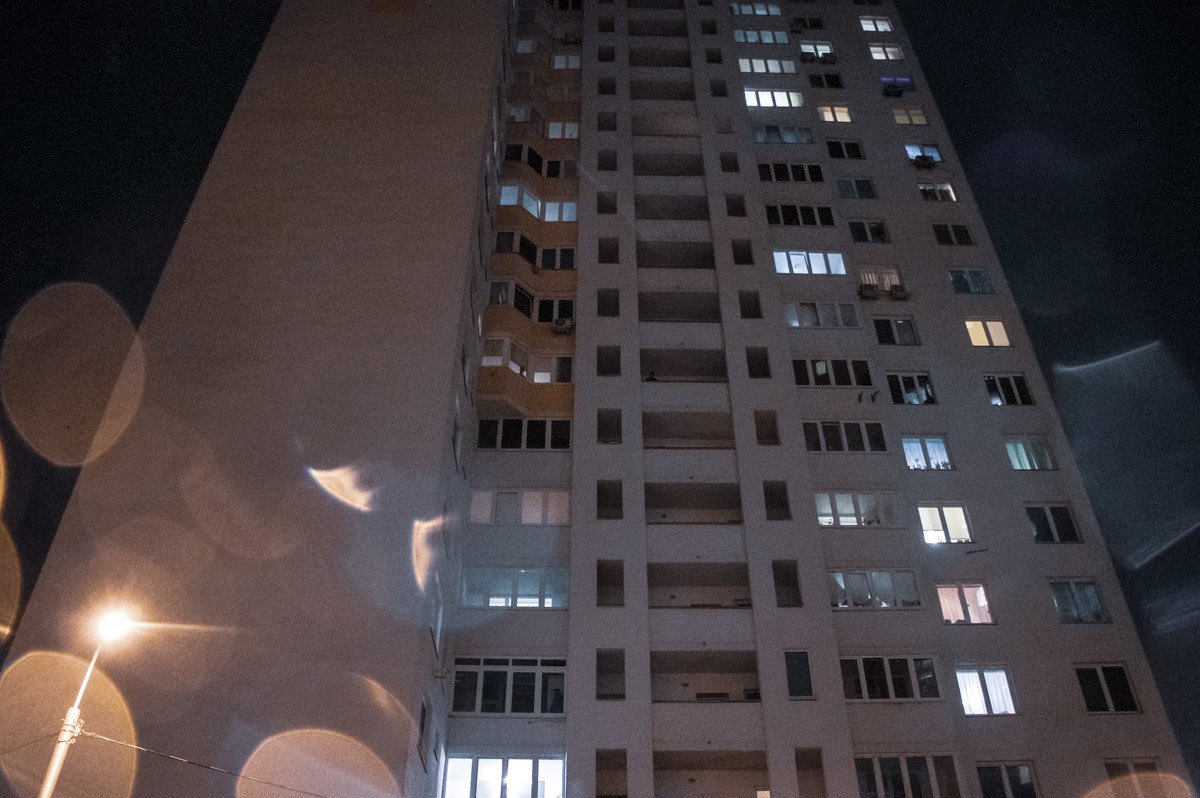 Катюша светит промежностью на балконе многоэтажки