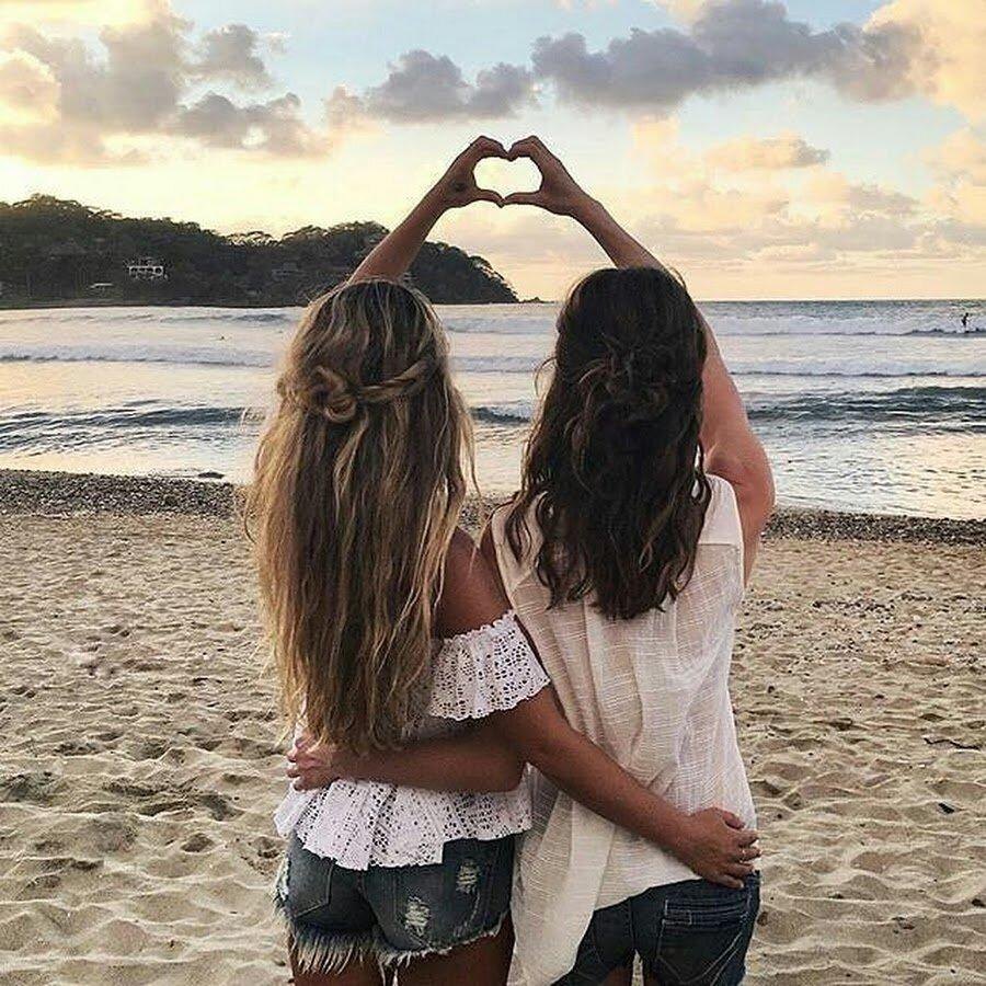 2 подруги лесбиянки пришли на пляж