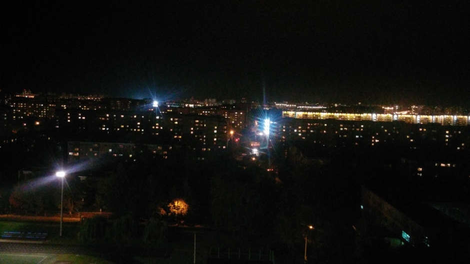 Вечером 7 ночью 9. Вид с балкона на ночной город. Вид с балкона ночью. Ночной балкон. Вид из окна на город.
