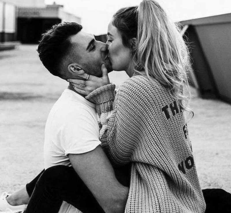 Фото парень с девушкой целуется с