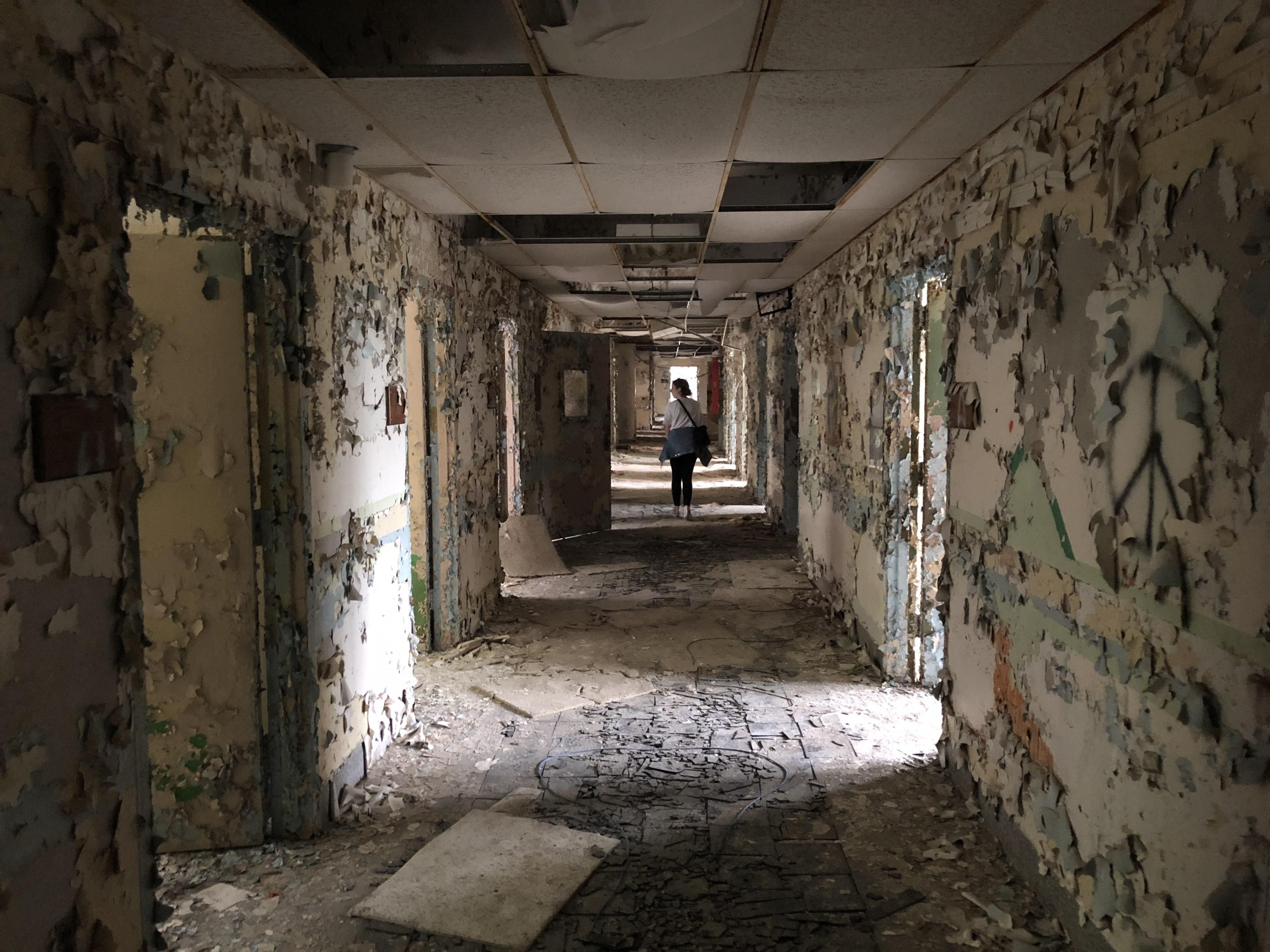 Джанкой госпиталь. Заброшенный госпиталь (abandoned Hospital Red). Заброшенный госпиталь в США. Чернобыль заброшенная психбольница. Психиатрическая больница Арарат Австралия.