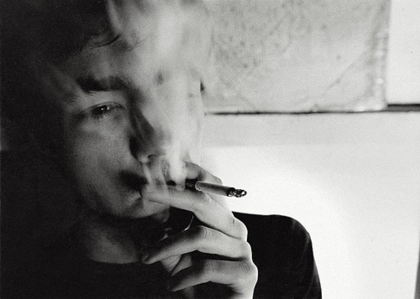 Одинокий мужчина не курит не пьет. Грустный парень с сигаретой. Грустный мужик с сигаретой. Грустный парень курит. Грустный курящий парень.