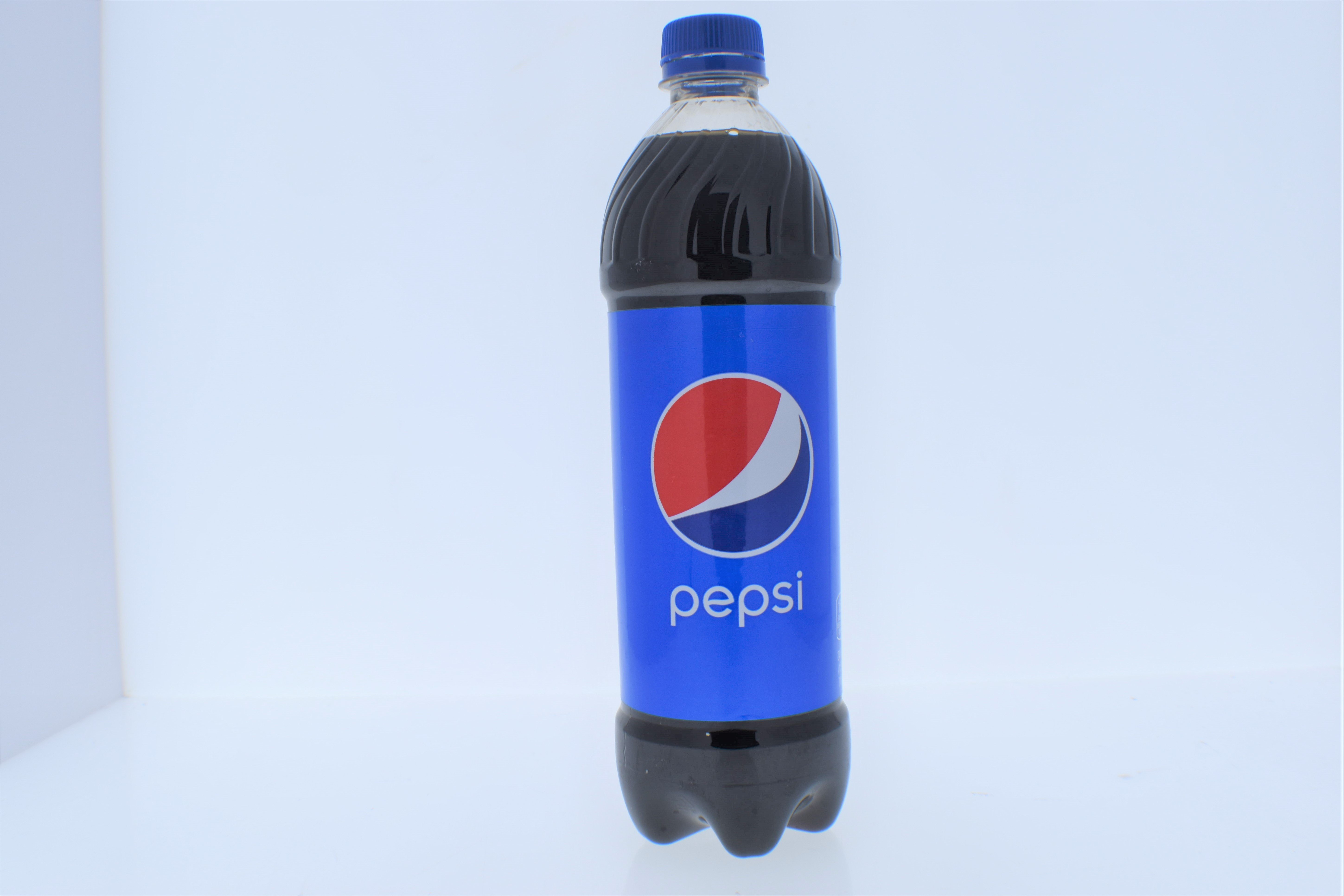 Песня на столе стоит бутылка пепси колы. Бутылка пепси. Pepsi бутылка. Pepsi большая бутылка. Пепси на столе.