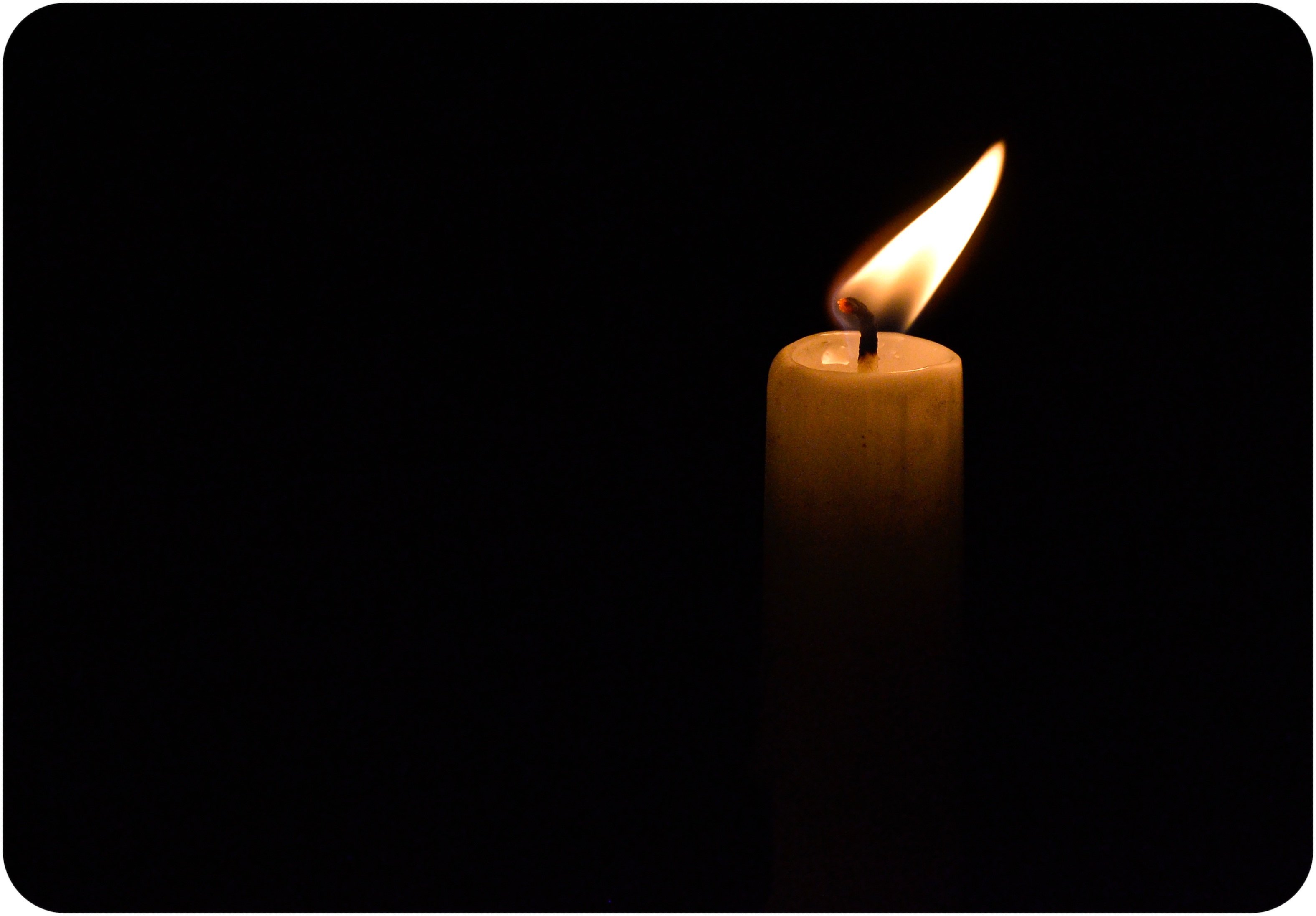 Видео свеча на черном фоне. Траурная свеча. Свеча скорби. Свеча на черном фоне. Поминальная свеча.