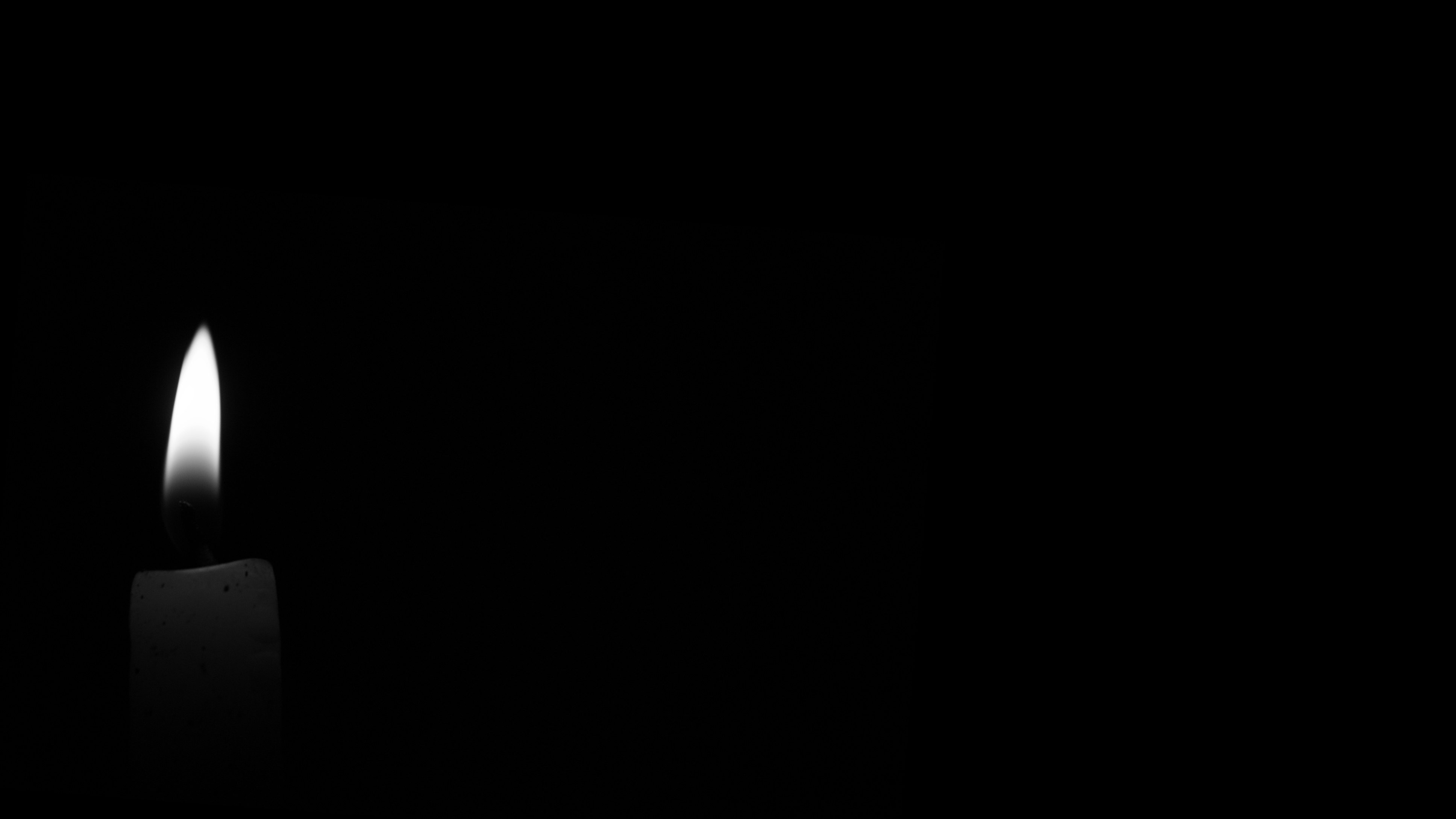 Свеча на черном фоне фото