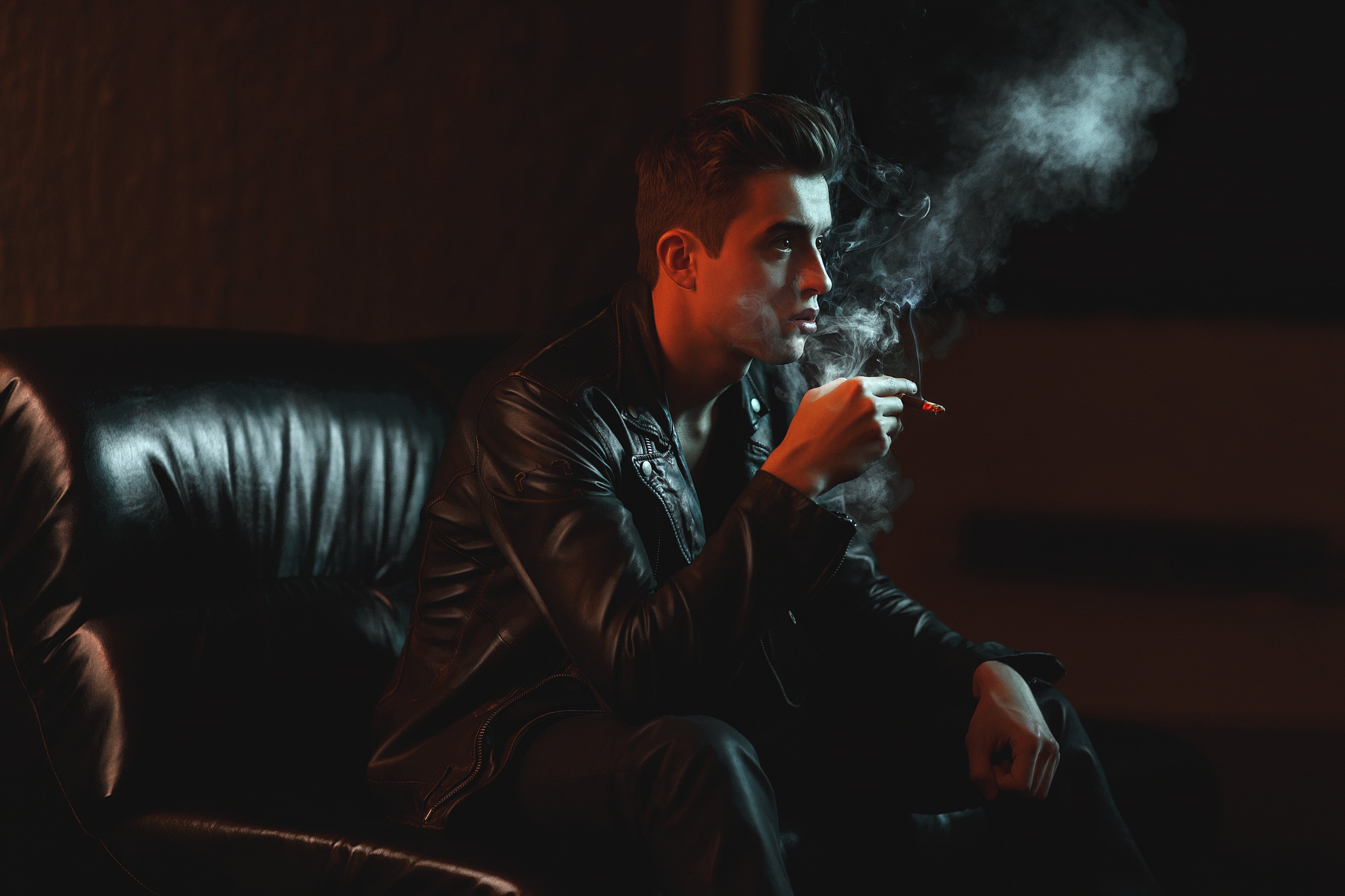 Муж курит в квартире. Парень курит. Парень с сигаретой. Мужской портрет с сигаретой. Красивые мужчины, сигара.