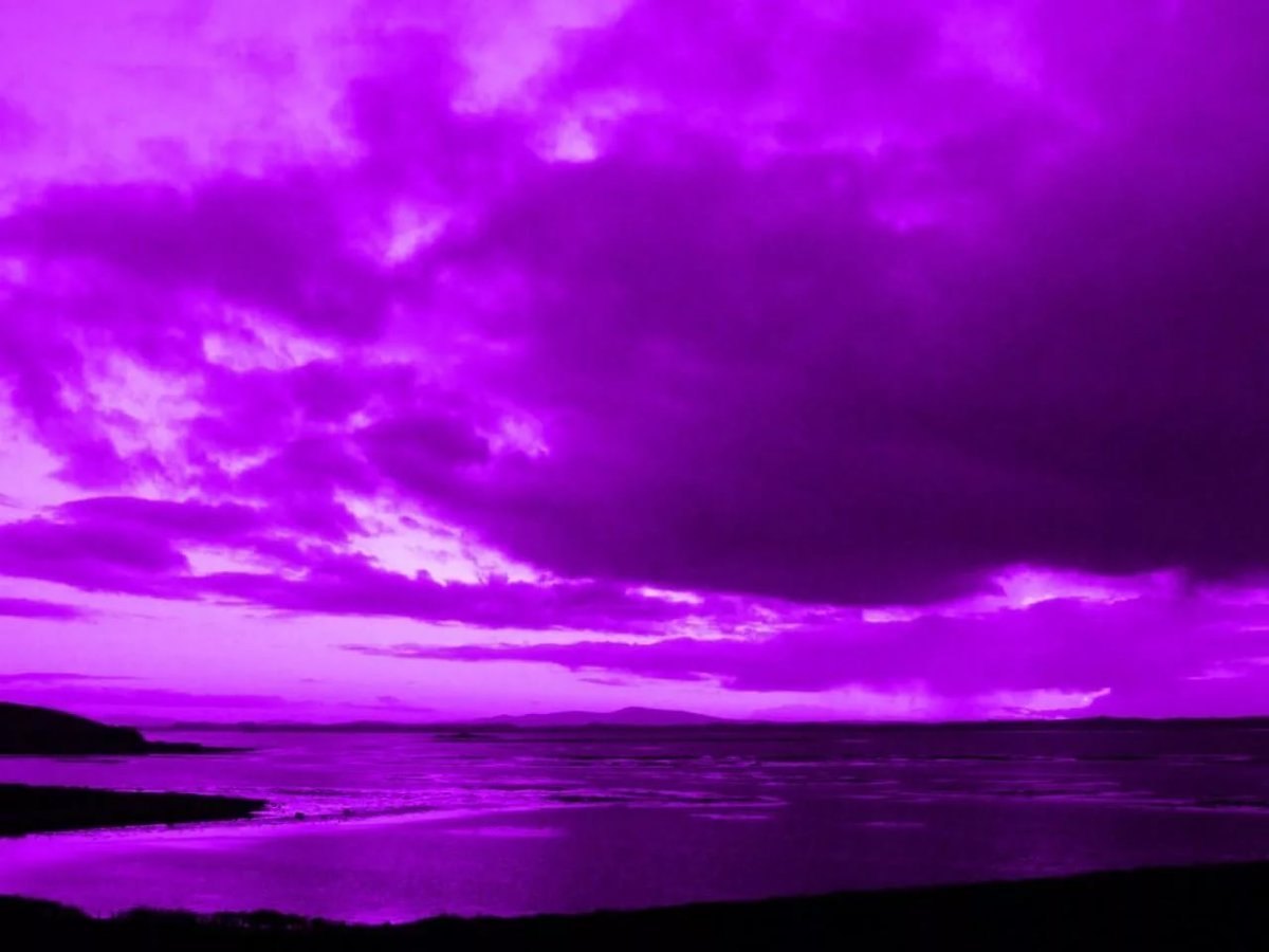 красивое фиолетовое небо с планшетами