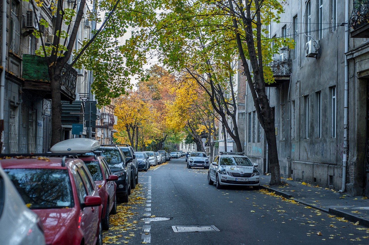 Улица осенью. Улица осень. Осенние улицы города. Осень на улицах города.