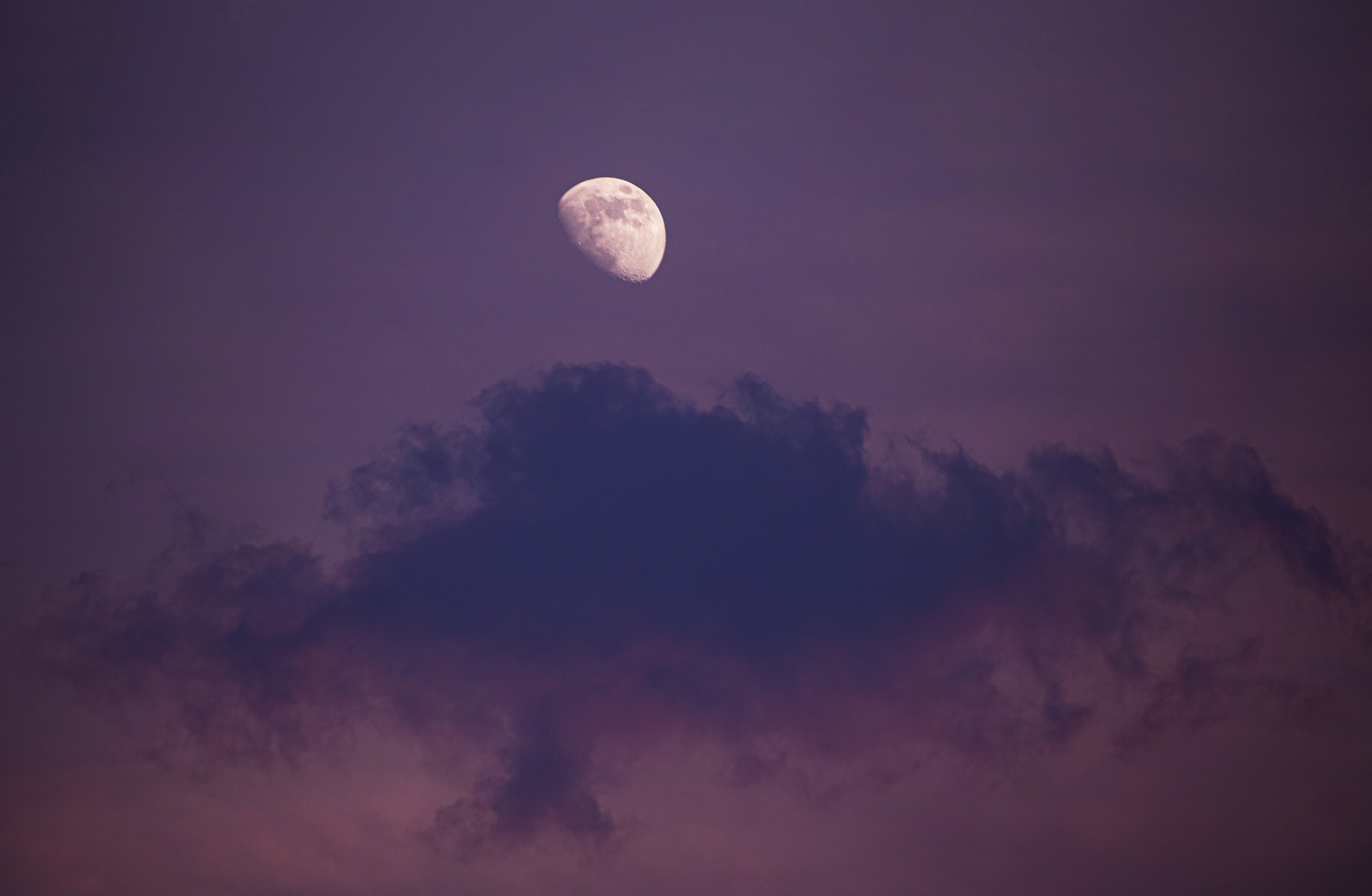 Clouded moon. Луна на небе. Фиолетовая Луна. Лунное небо. Ночное небо с луной.