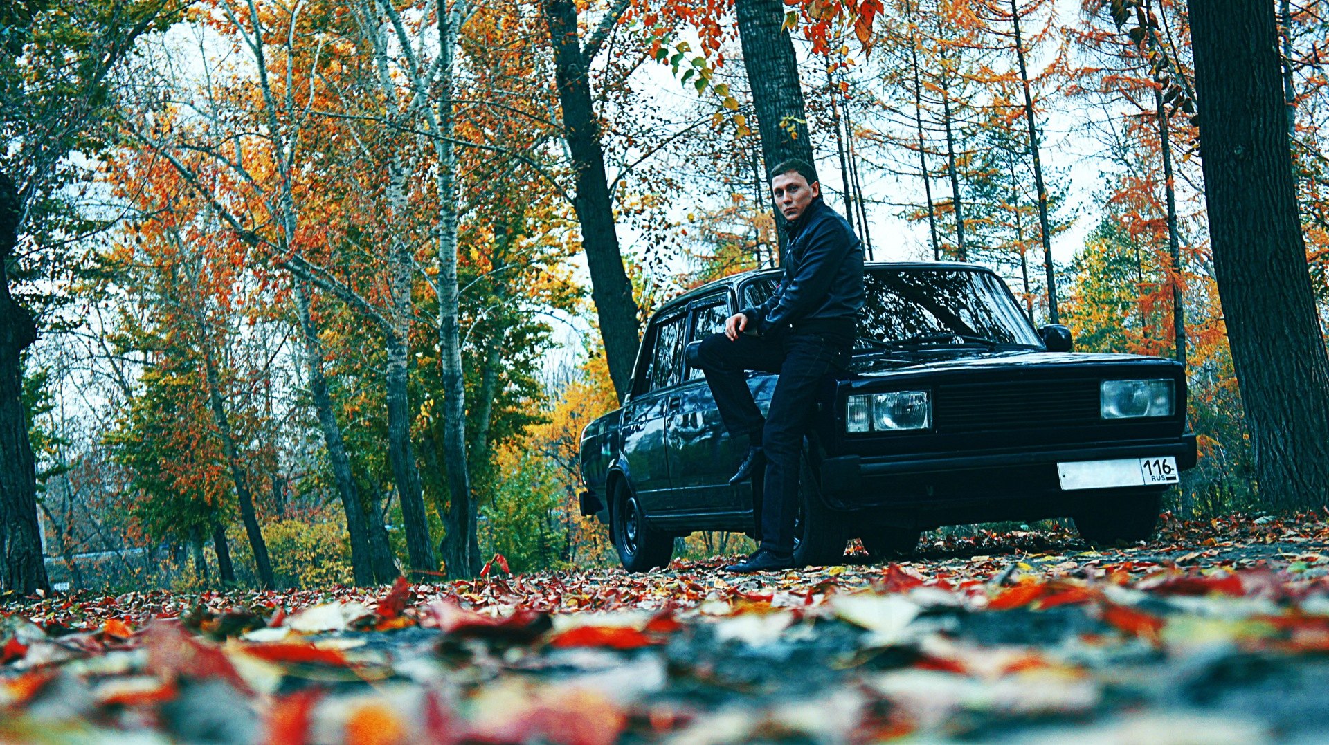 Осень мужского рода. Осенняя фотосессия с машиной. Мужчина осень. Крутые фото в осеннем лесу. Картинки на рабочий стол пацанские.