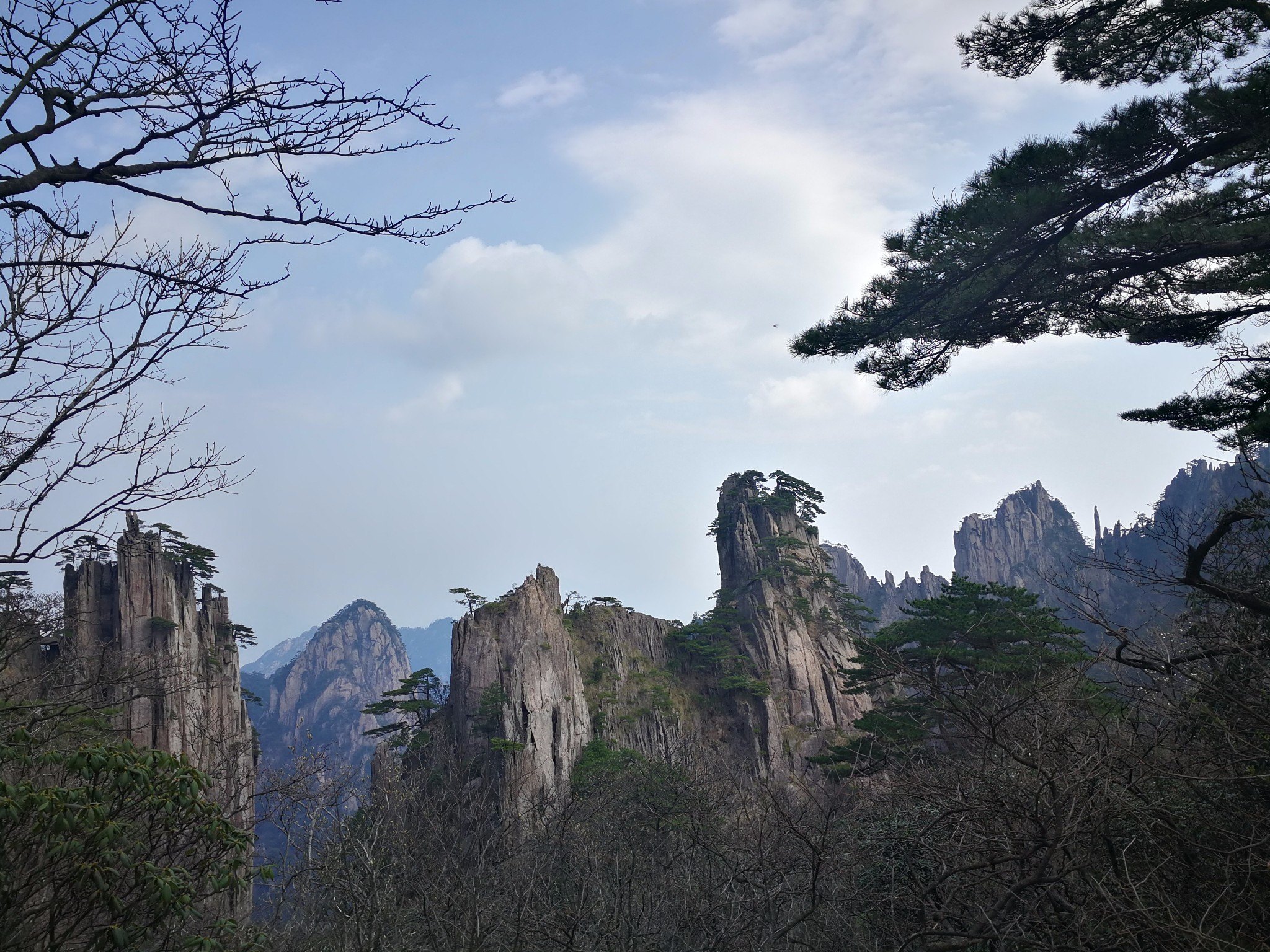 Возрождение хуаншань. Горная гряда Хуаншань. Горы Хуаншань, Китай. Горы Хуаншань Китай фон Яндекса. Горы Хуаншань (провинция Аньхой).