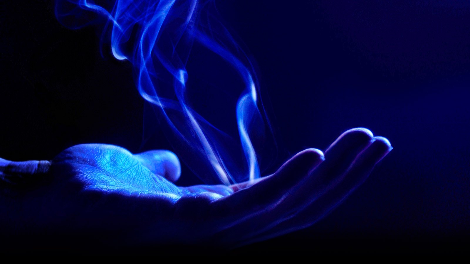 Синий огонь во сне. Синий огонь Эстетика. Голубой огонь Эстетика. Голубое пламя в руке. Синий огонь в руке.