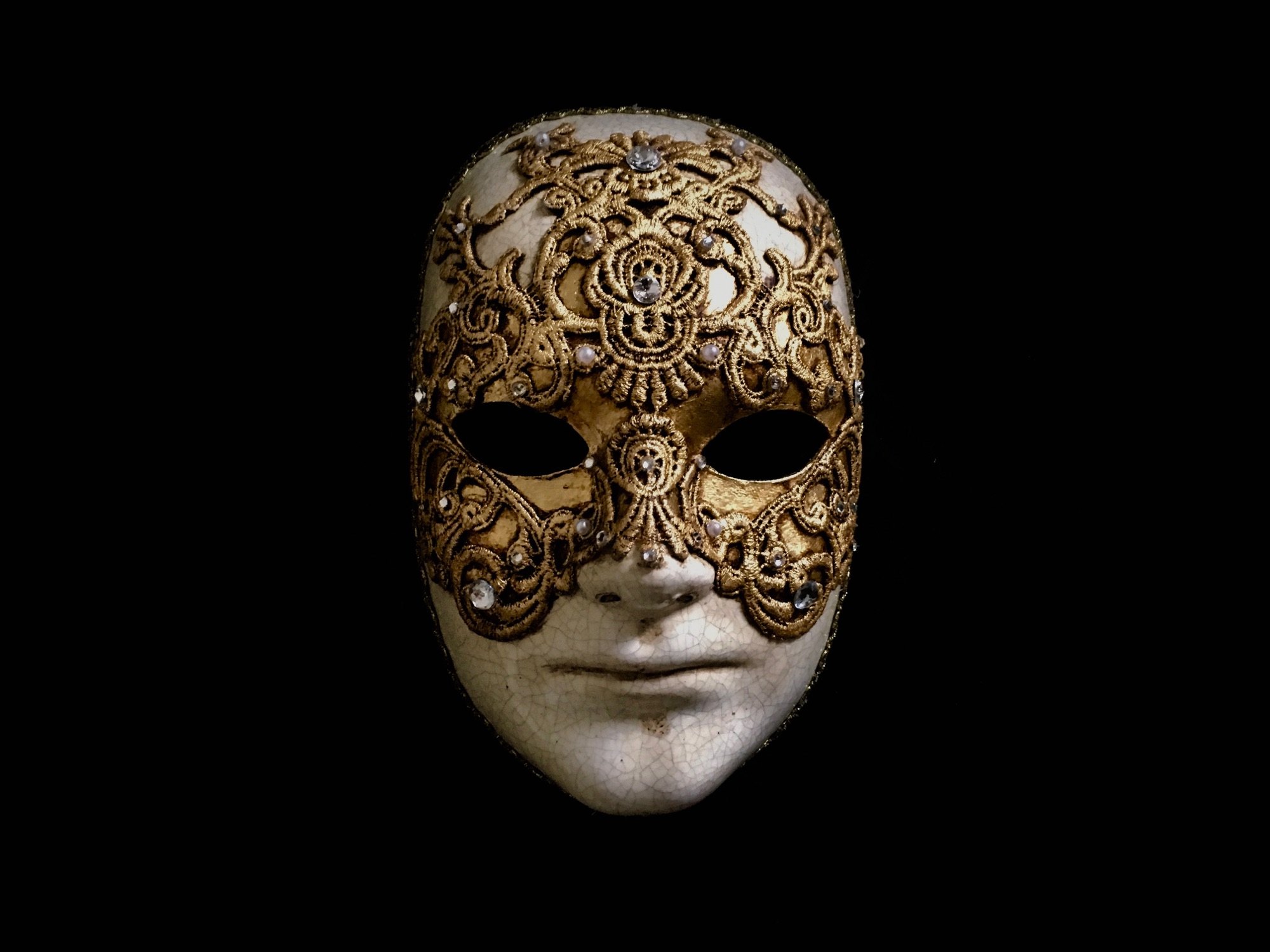 Маска. Маска венецианская. Золотая маска. Золотистая маска. Венецианская маска с широко закрытыми глазами.
