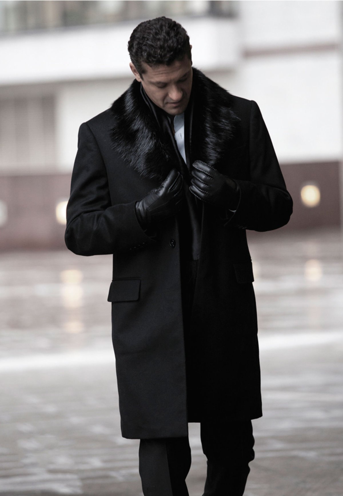 Темное пальто мужское