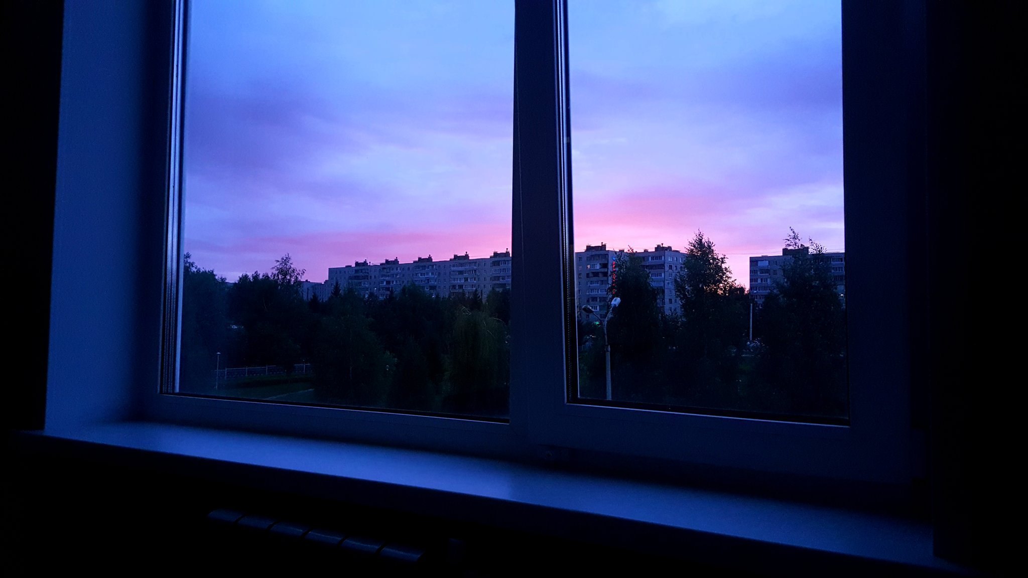 Синий вечер заглянул в мое окно. Вид из окна. Вечернее окно. Вид из окна с подоконником. У окна.