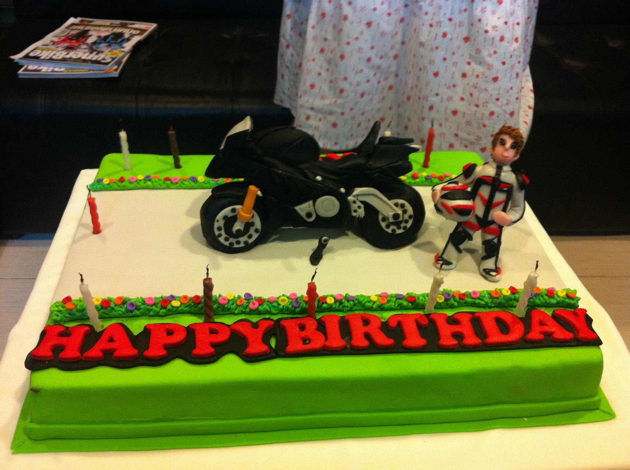С днем рождения мужчине с мотоциклом. С днем рождения мотоцикл. Торт с «мотоциклом». Торт c мотоциклом. Торт для байкера.
