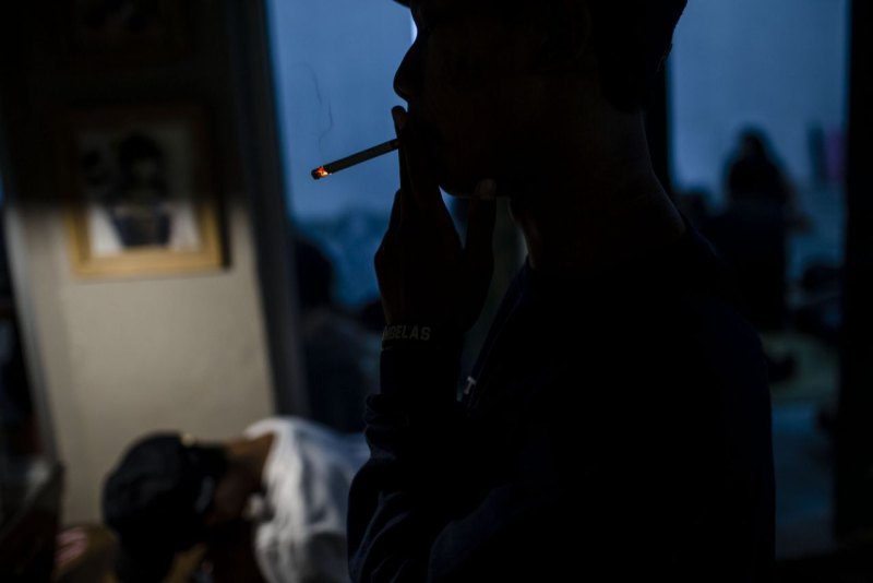 Парень с сигаретой без лица фото на аву | PRISTOR