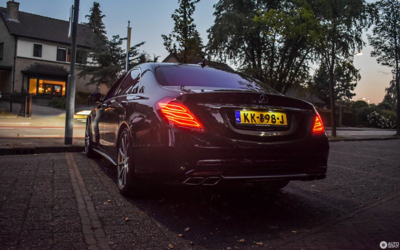 Mercedes Benz s63 AMG черный ночью