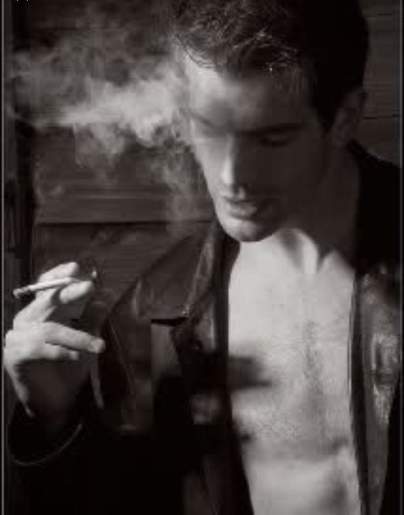Красивый мужчина с сигарой