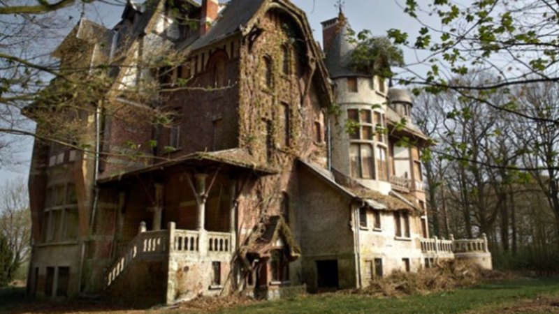 Заброшенный особняк Manor House зимой