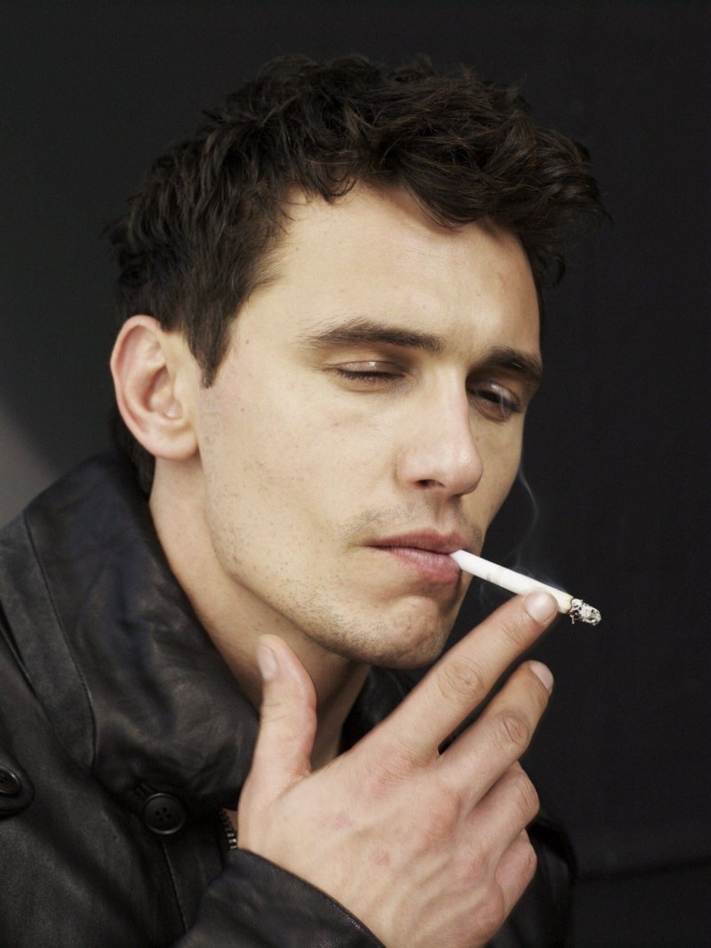 Джеймс Франко с сигаретой
