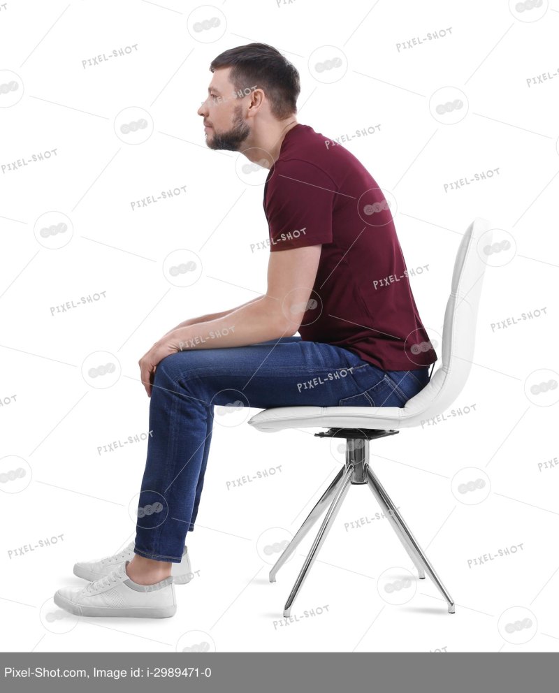 голый парень сидит на стуле