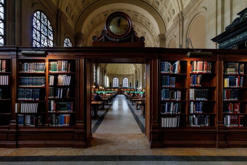 Книжный шкаф с книгами