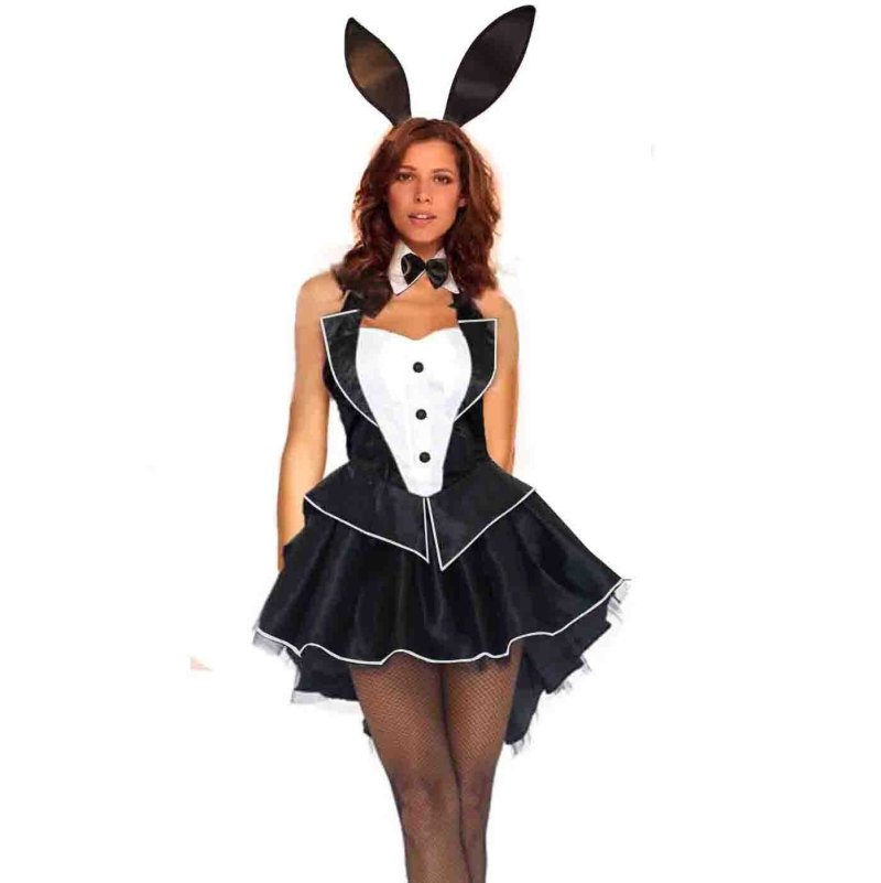 Девушка в костюме кролика.