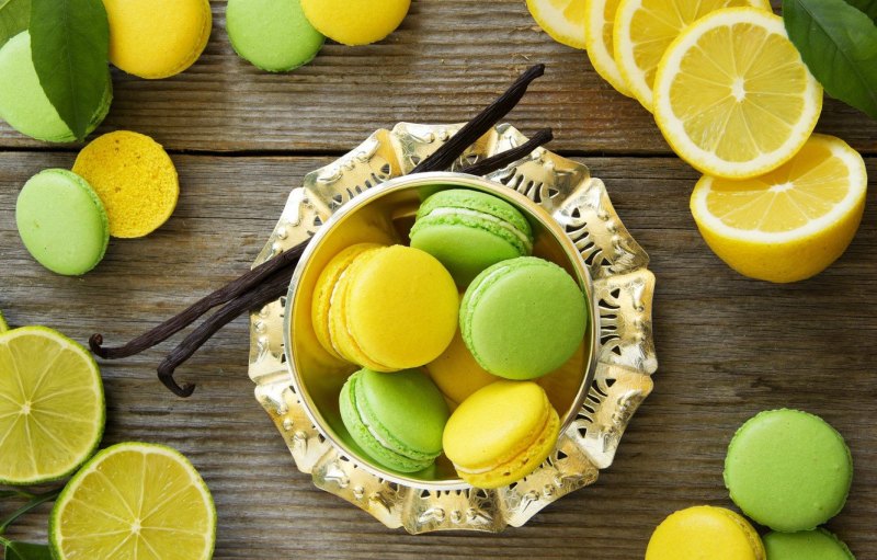 Макаруны жёлтые с зелёным