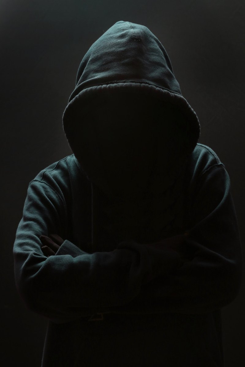 Капюшон на голове у мальчика