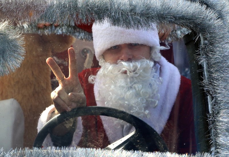 Дед Мороз на машине