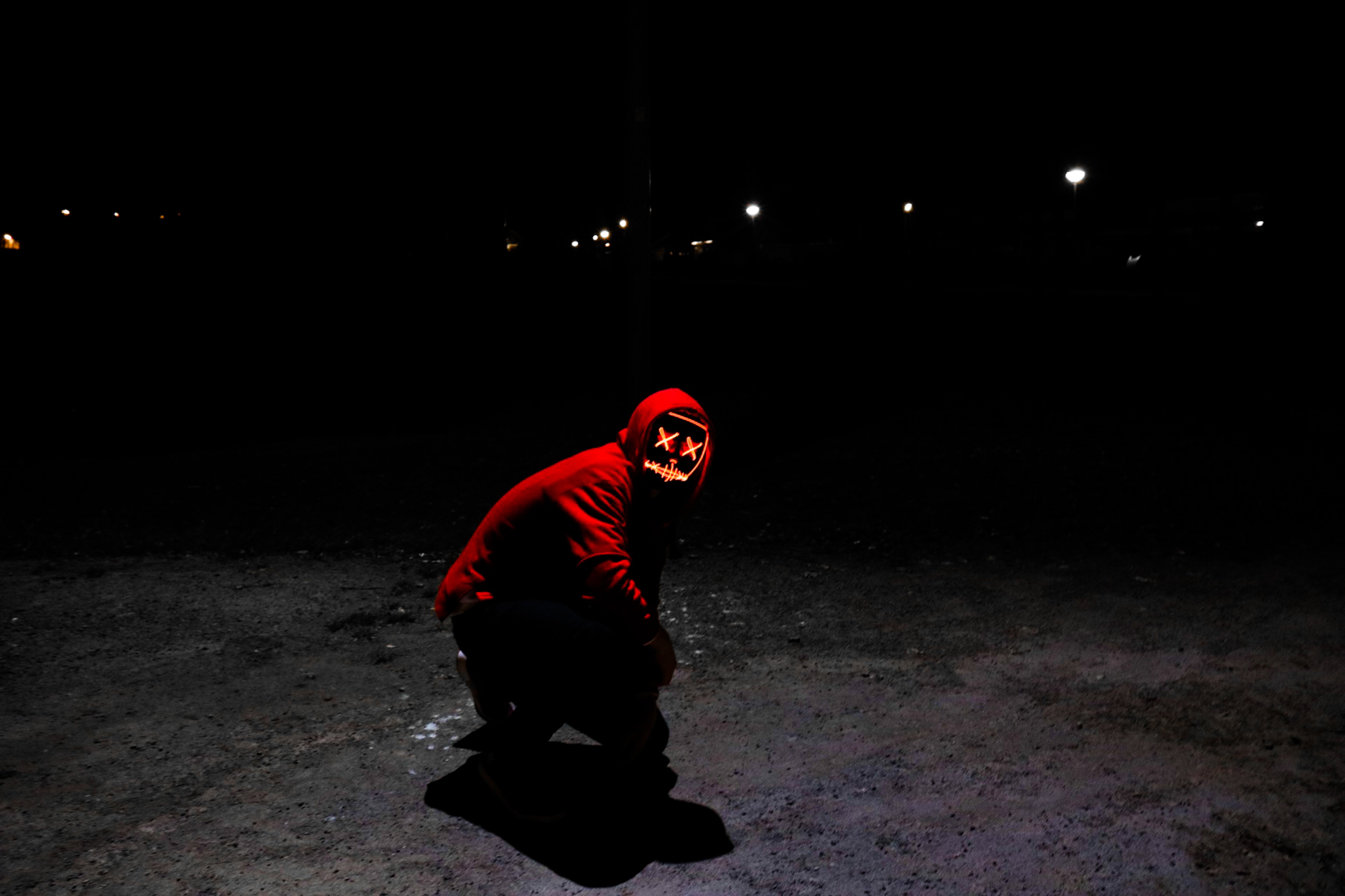 Человек в красной маске. Капюшон. В капюшоне в темноте. Чел в темноте. Человек в капюшоне.
