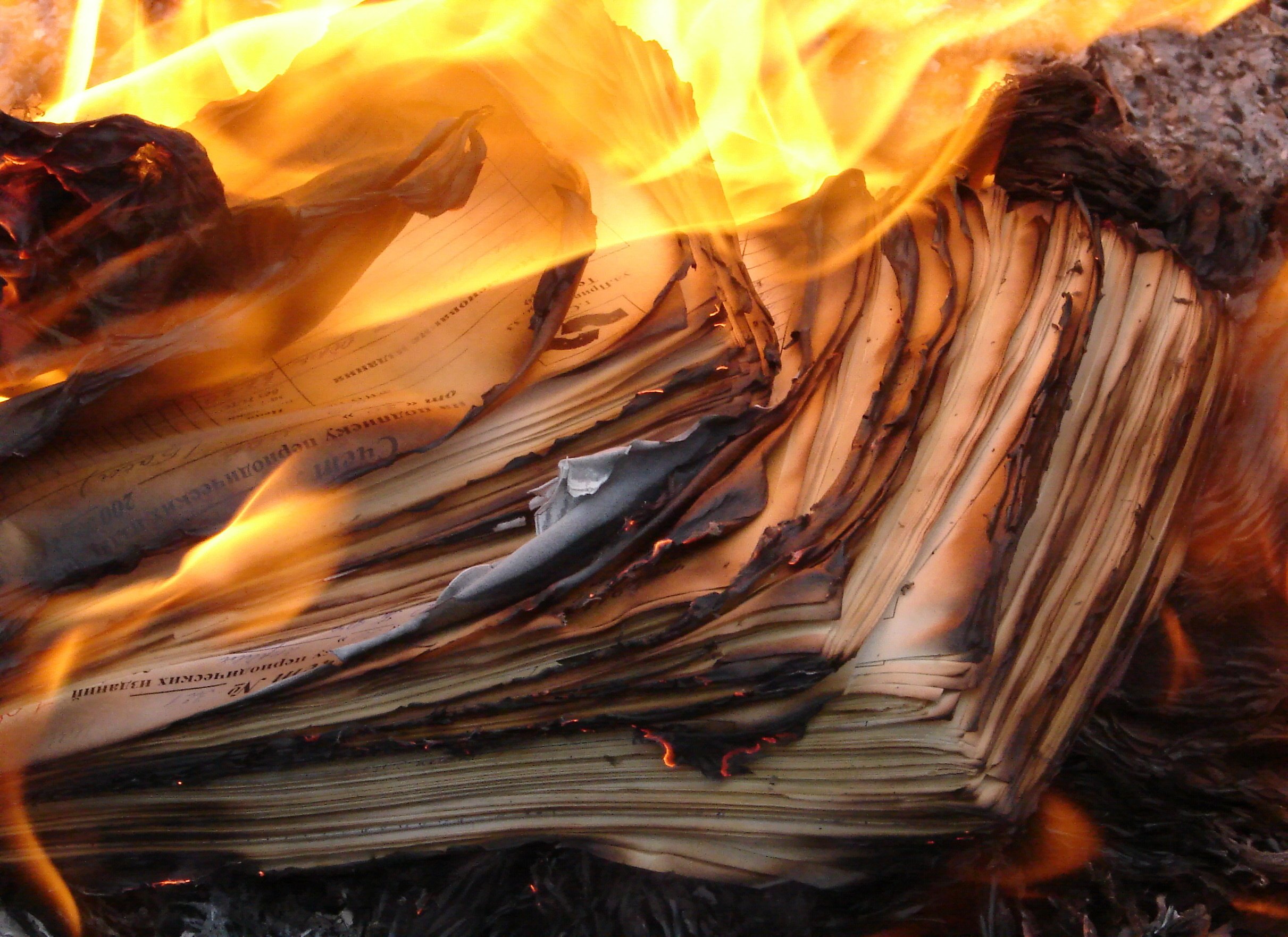 Уничтожение путем сжигания. Горящая бумага. Бумага горит. Горящие бумаги. Рукописи в огне.