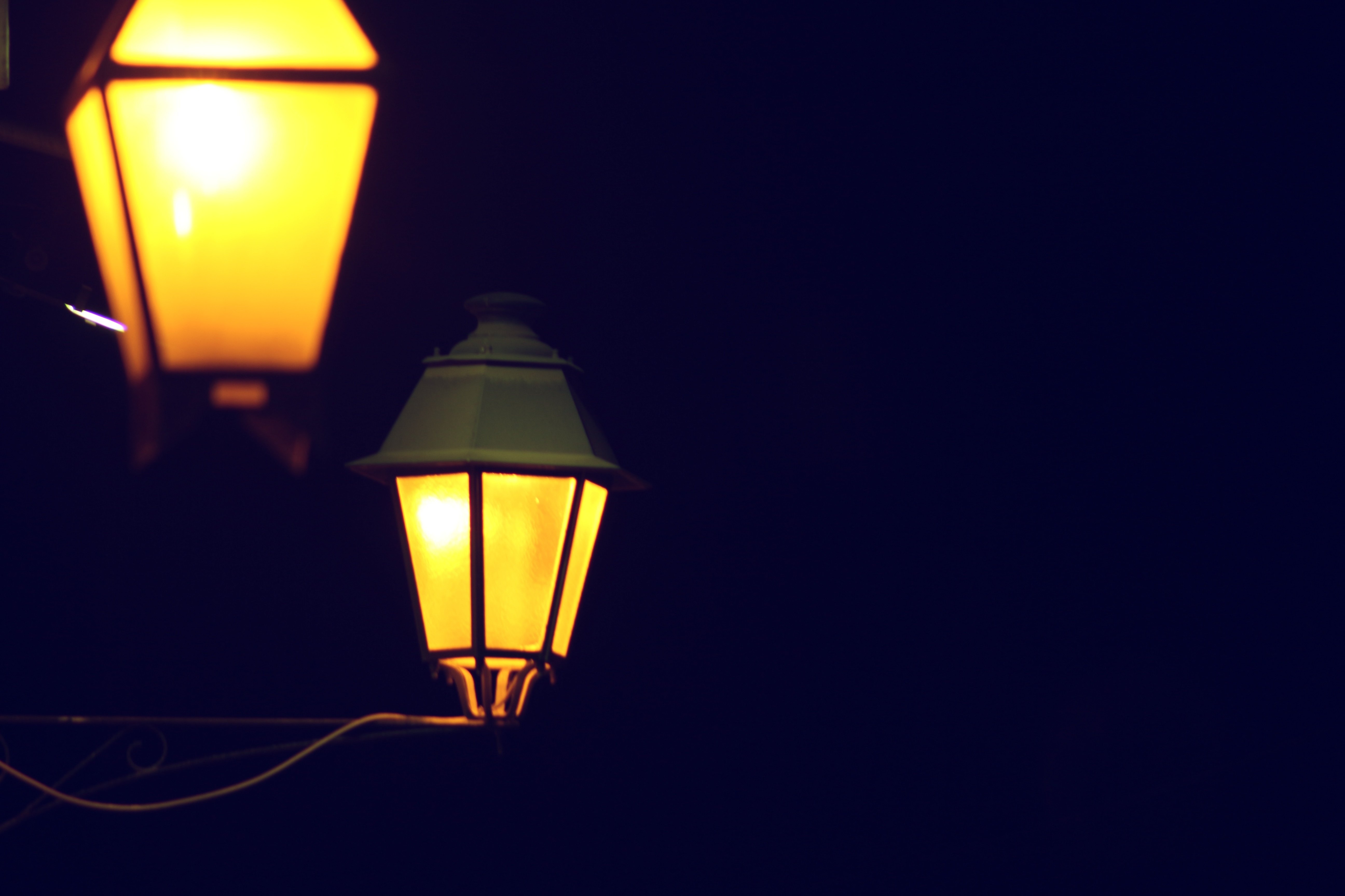 Луч света фонари. Фонарь в темноте. Уличный фонарь в темноте. Фонарь ночью. Ночные фонари.