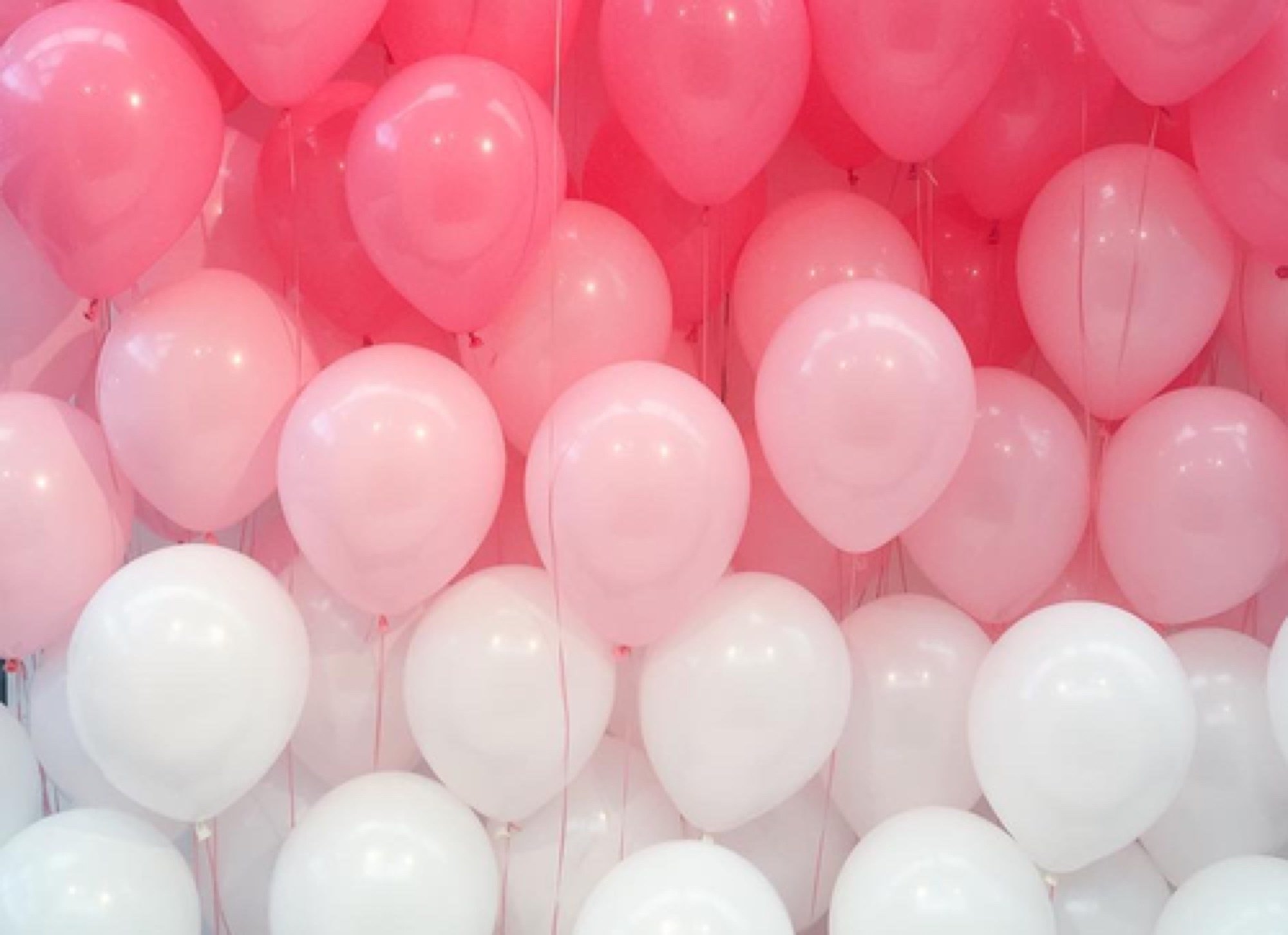 Воздушные шары на розовом фоне