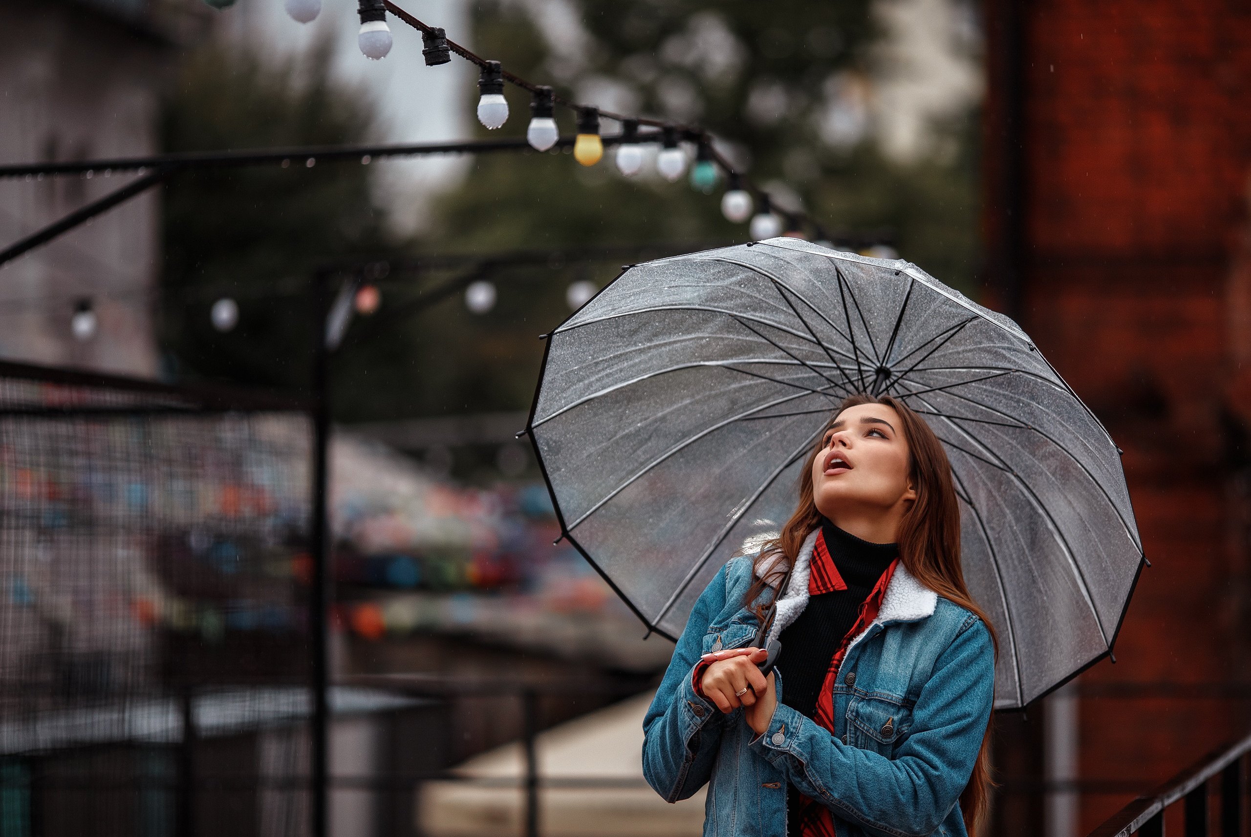 Пенья дождя. Девушка с зонтом. Фотосессия с зонтом. Девушка с зонтиком под дождем. Человек под зонтом.