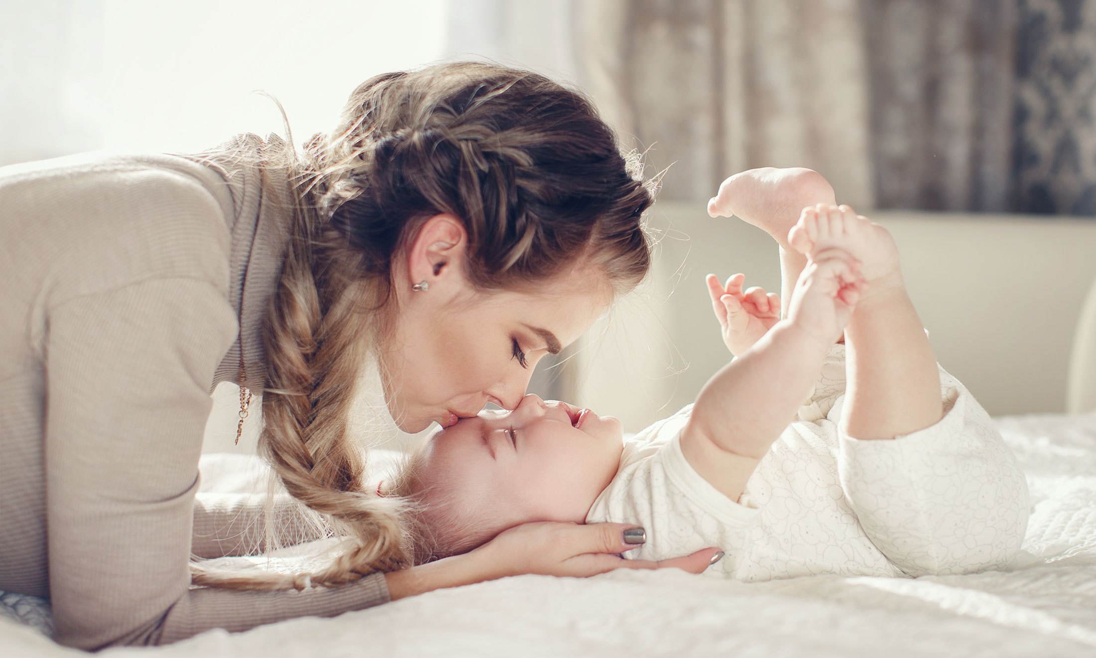 Научиться быть мамой. Мама с младенцем. Женщина с ребенком. Мама целует малыша. Нежная женщина с детьми.