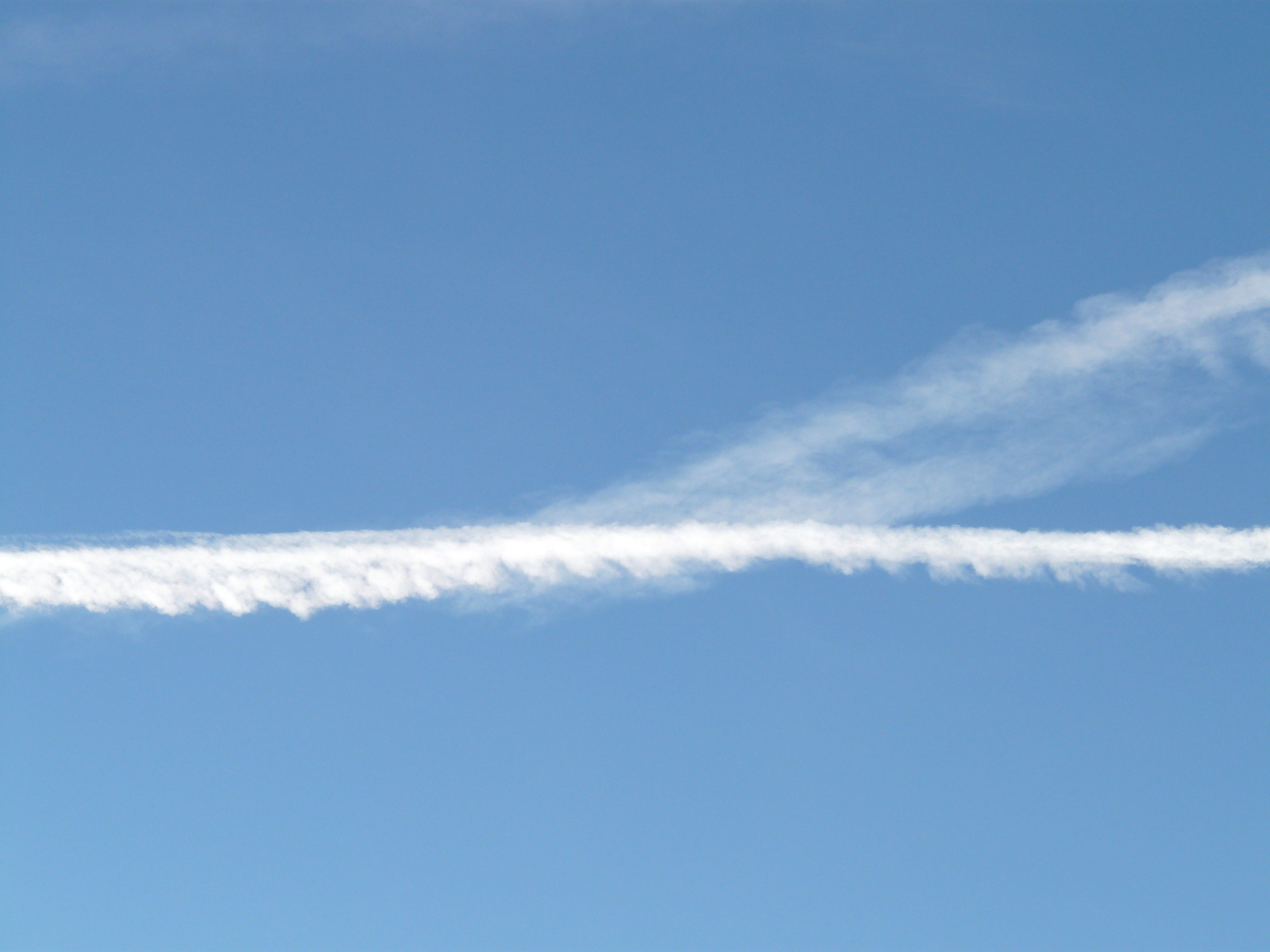 Реактивный самолет в небе. Дым от самолета. Полоса от самолета. Полосы от самолета на небе. След от самолета.