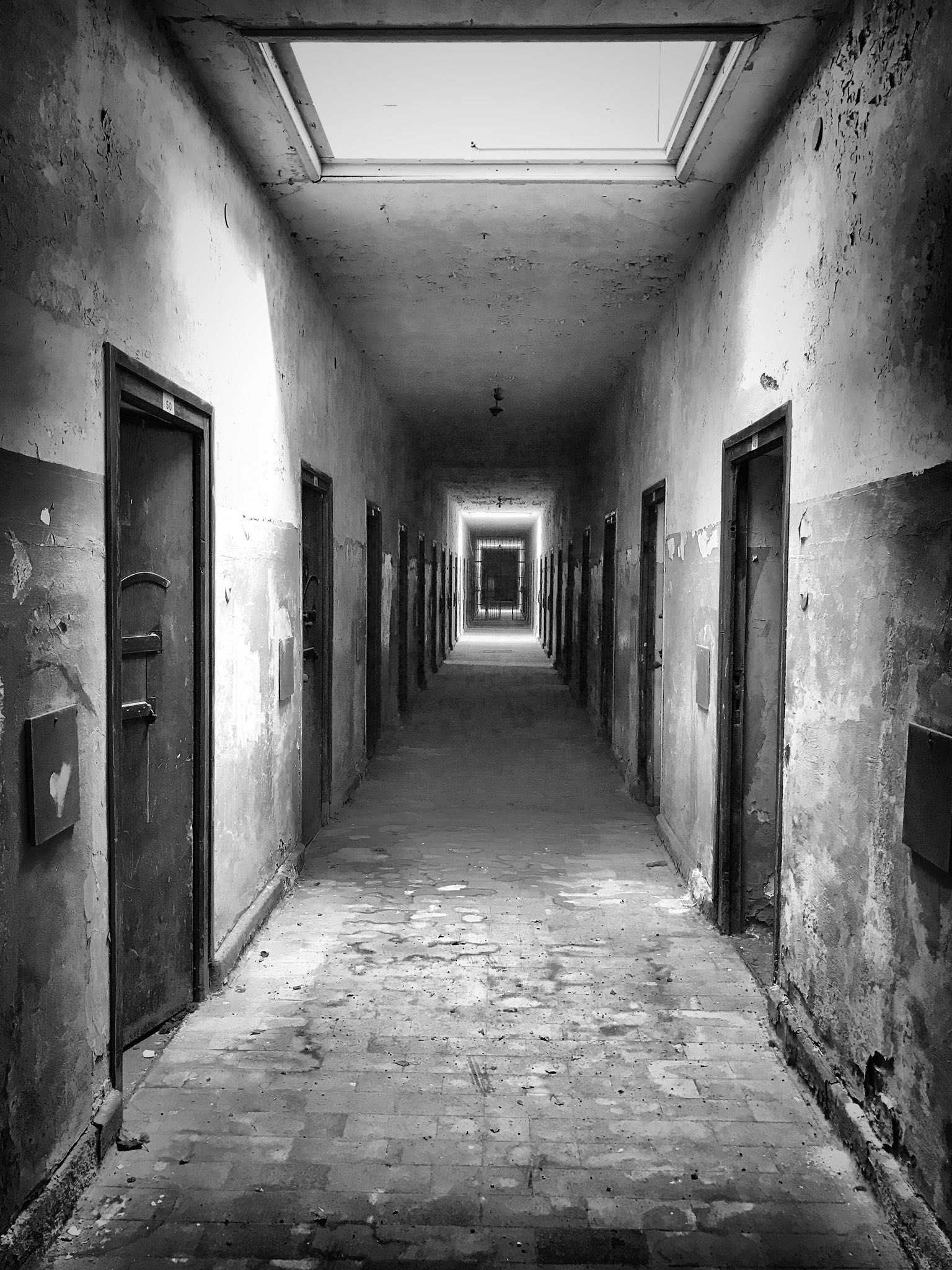 Жуткие двери. Темный коридор тюрьмы Вентворт. Страшный коридор. Темный страшный коридор. Мрачный коридор.