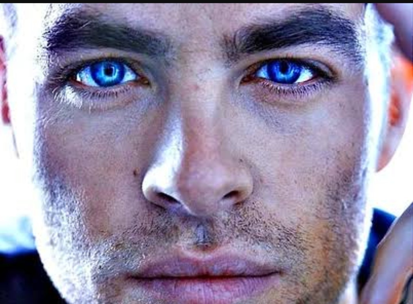 Голубоглазый самый. Красивые мужские глаза.