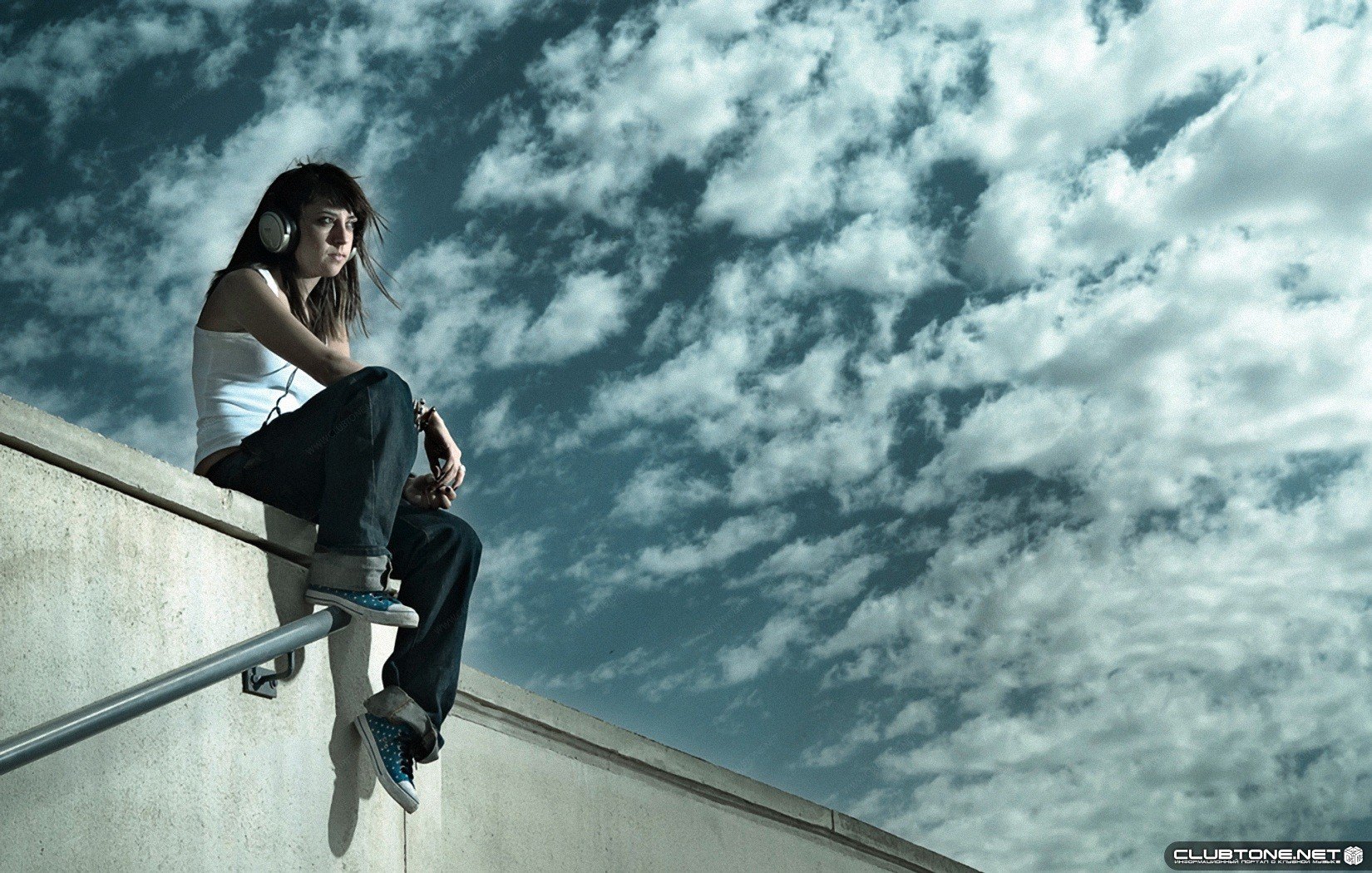 Песня про депрессию. Девушка сидит на крыше свесив ноги. Девушка сидит на крыше.