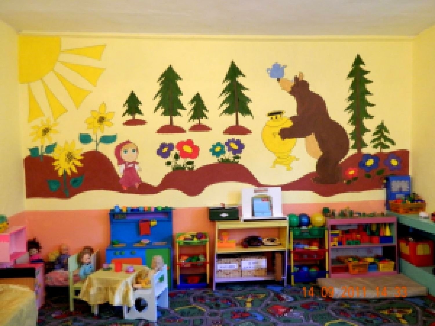 Оформление ранней группы. Украсить стену в детском саду. Украсить группу в детском саду. Украшение стен в группе детского сада. Украшение группы в детском саду.