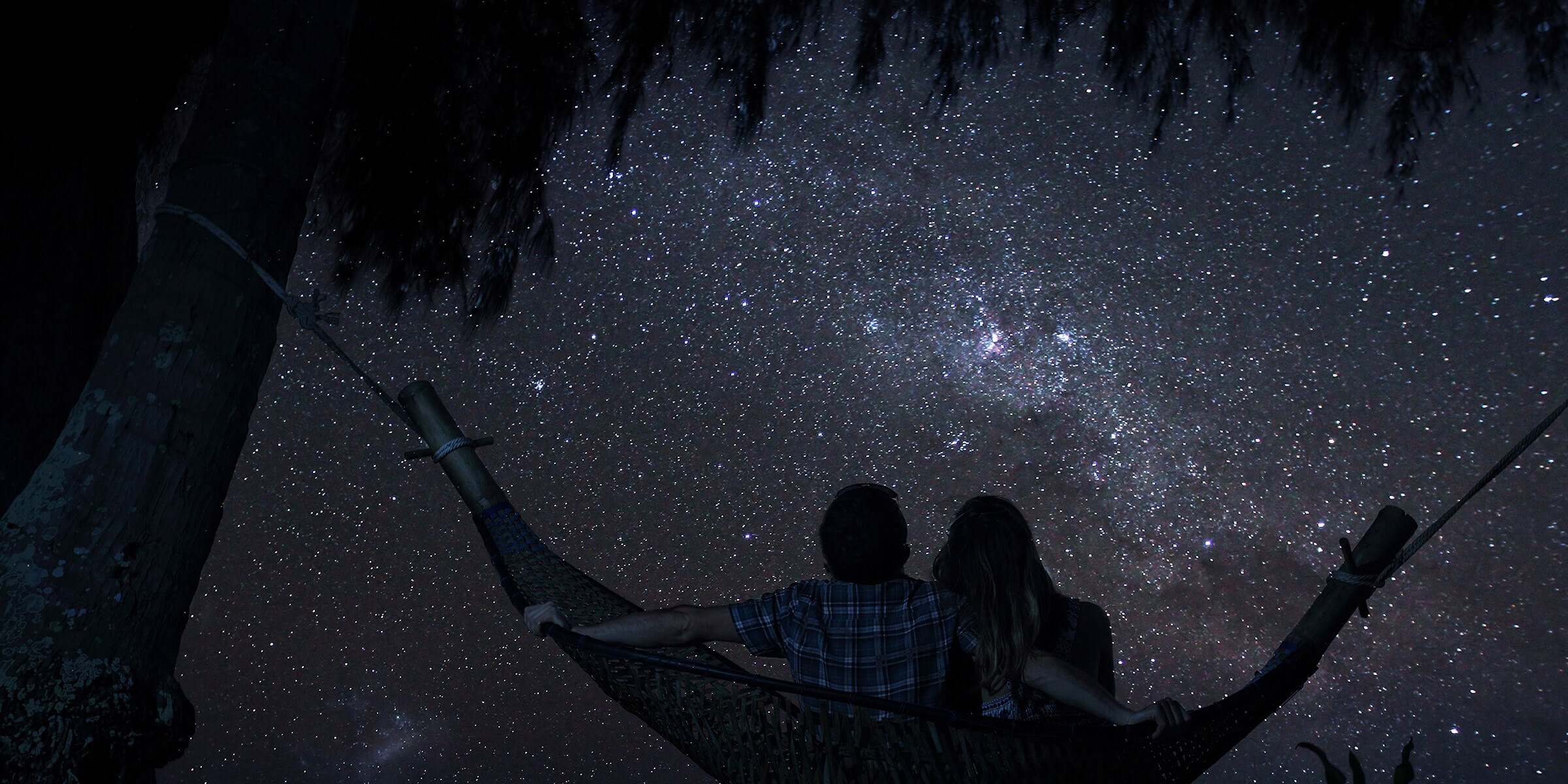 Музыка смотря на звезды. Влюбленные под звездами. Ночь под звездами. Двое под звездами. Под звездами.