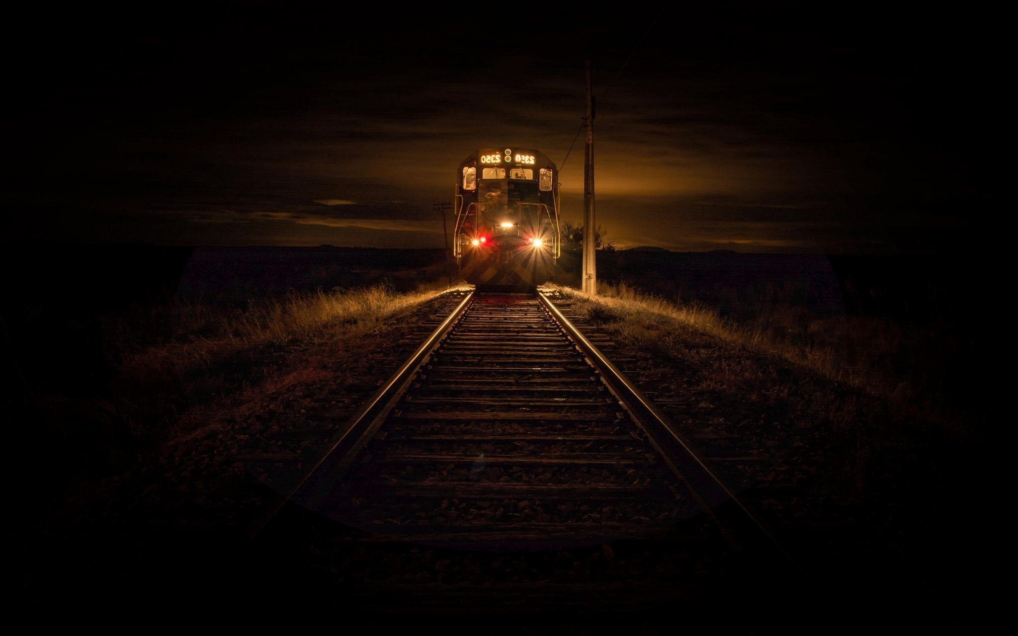 Поезд едет вечером. Ночной поезд. Поезд ночью. Поезд едет ночью. Рельсы ночью.