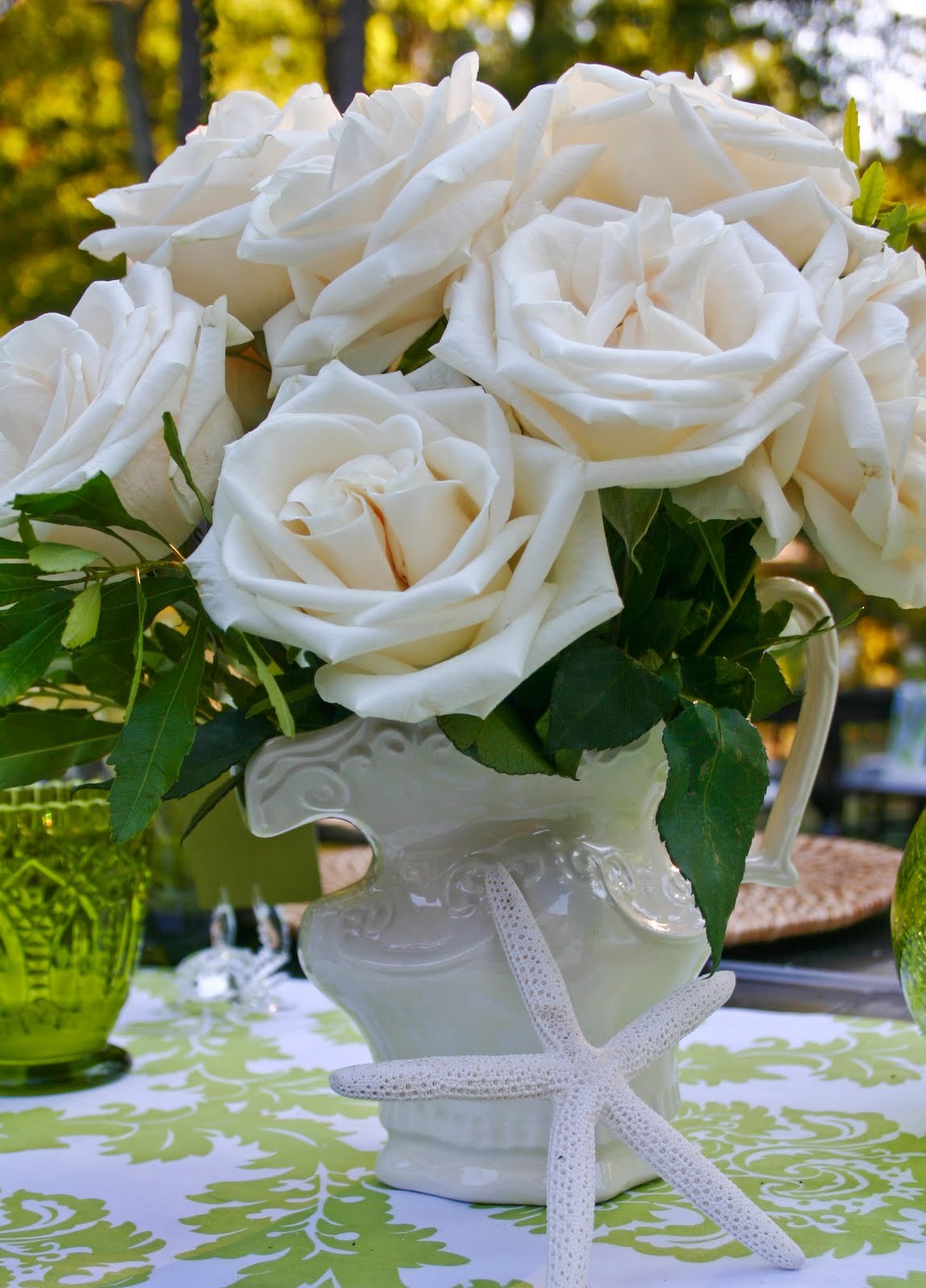 Воскресно белый. Букет белых роз. Красивый букет в вазе. Красивый букет белых роз. Открытки с белыми розами.