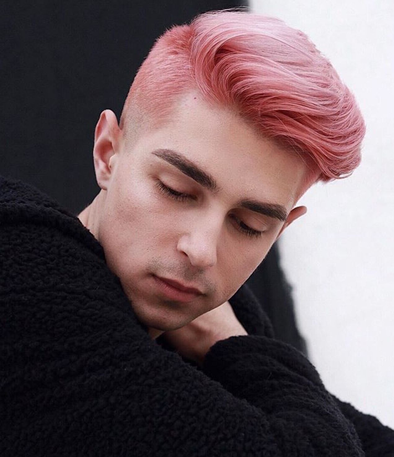 Красные волосы мужские. Розовые волосы у мужчин. Розовый цвет волос у мужчин. Парень с розовыми волосами. Крашеные волосы у парней.