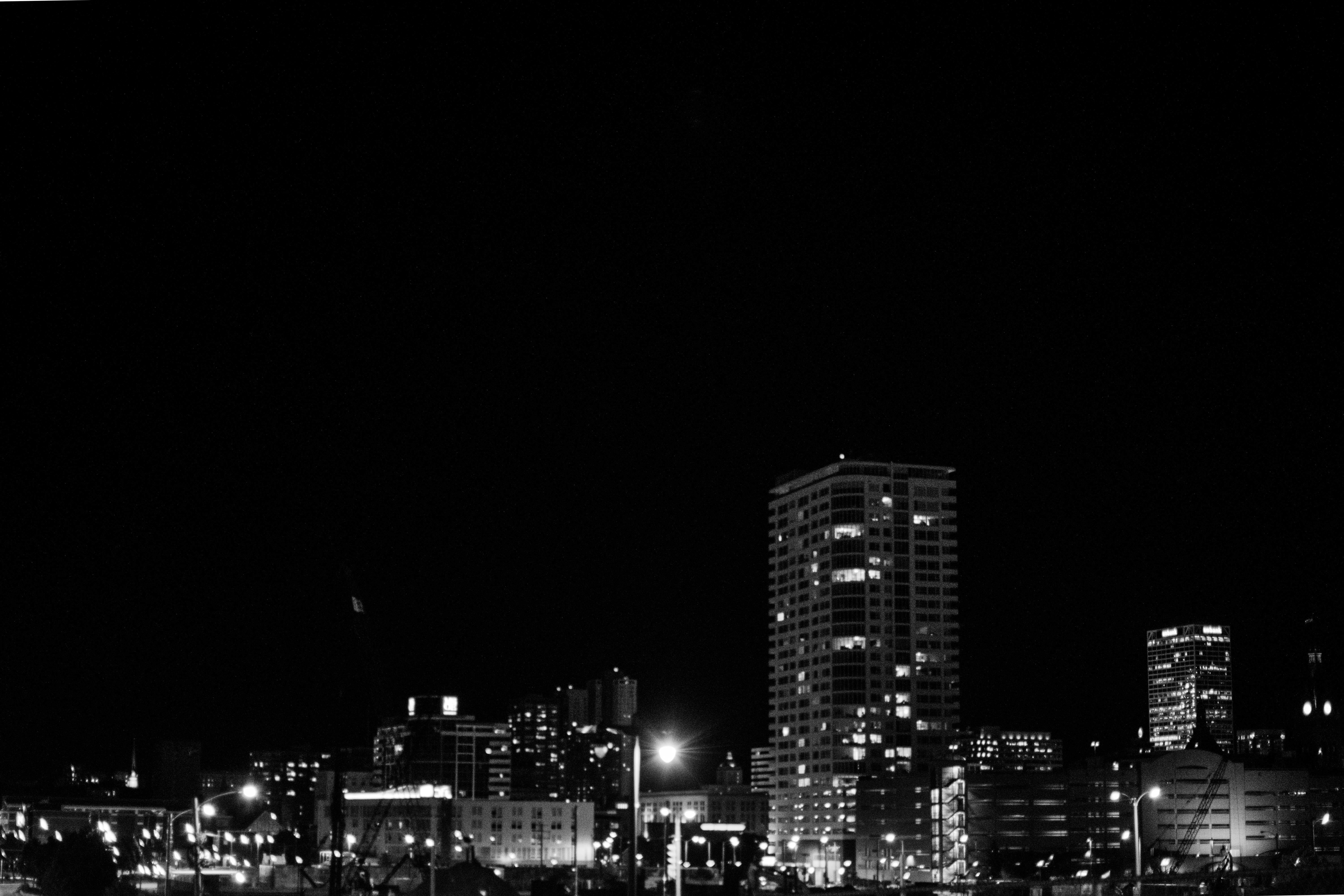 Города черном фоне. Город на черном фоне. Фон темный город. Ночной город на черном фоне. Темный фон ночного города.