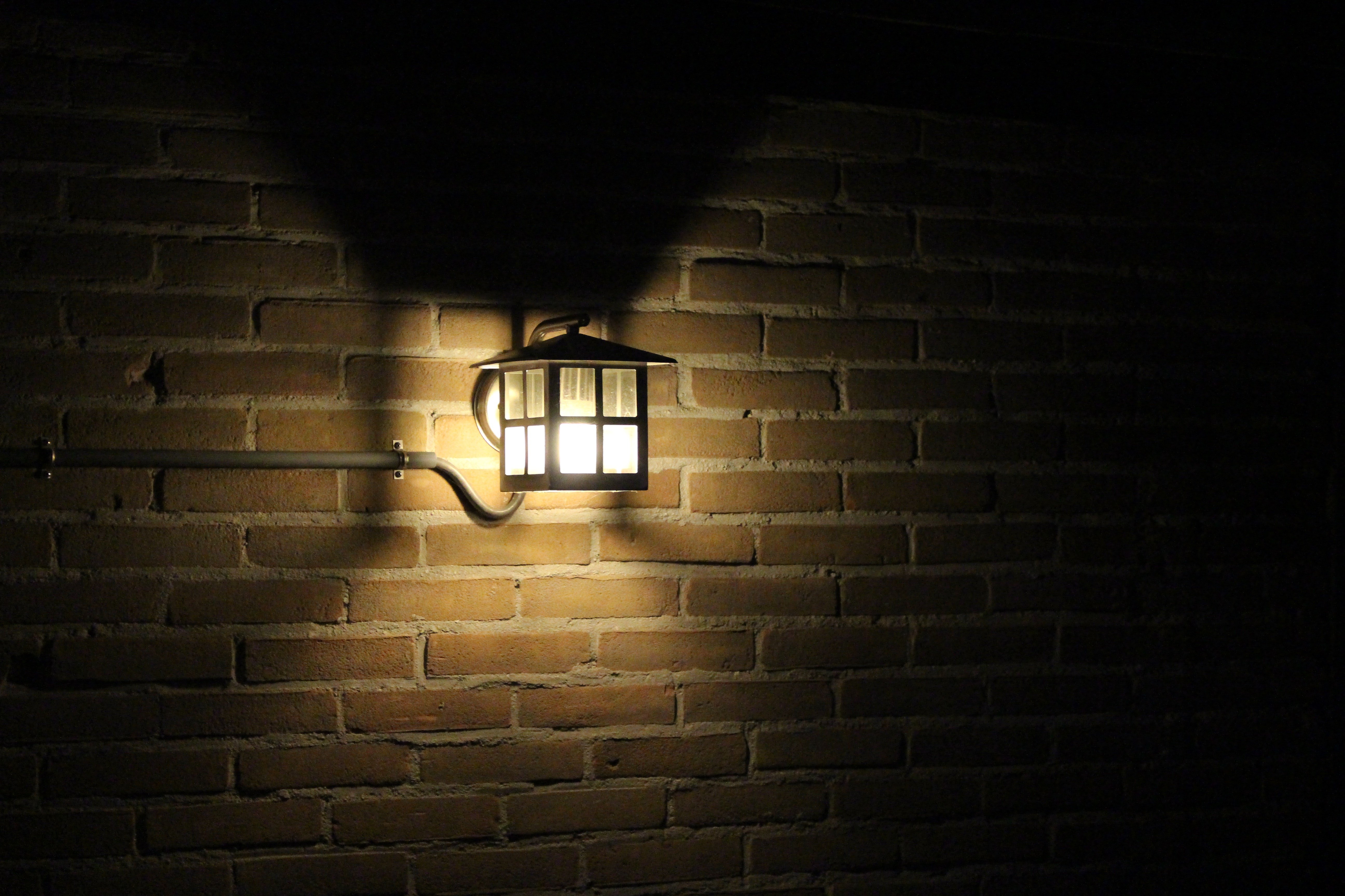 Сделай свет тускло. Светильники на кирпичной стене. Кирпичная стена с подсветкой. Кирпичная стена с фонарем. Кирпичная стена ночью.
