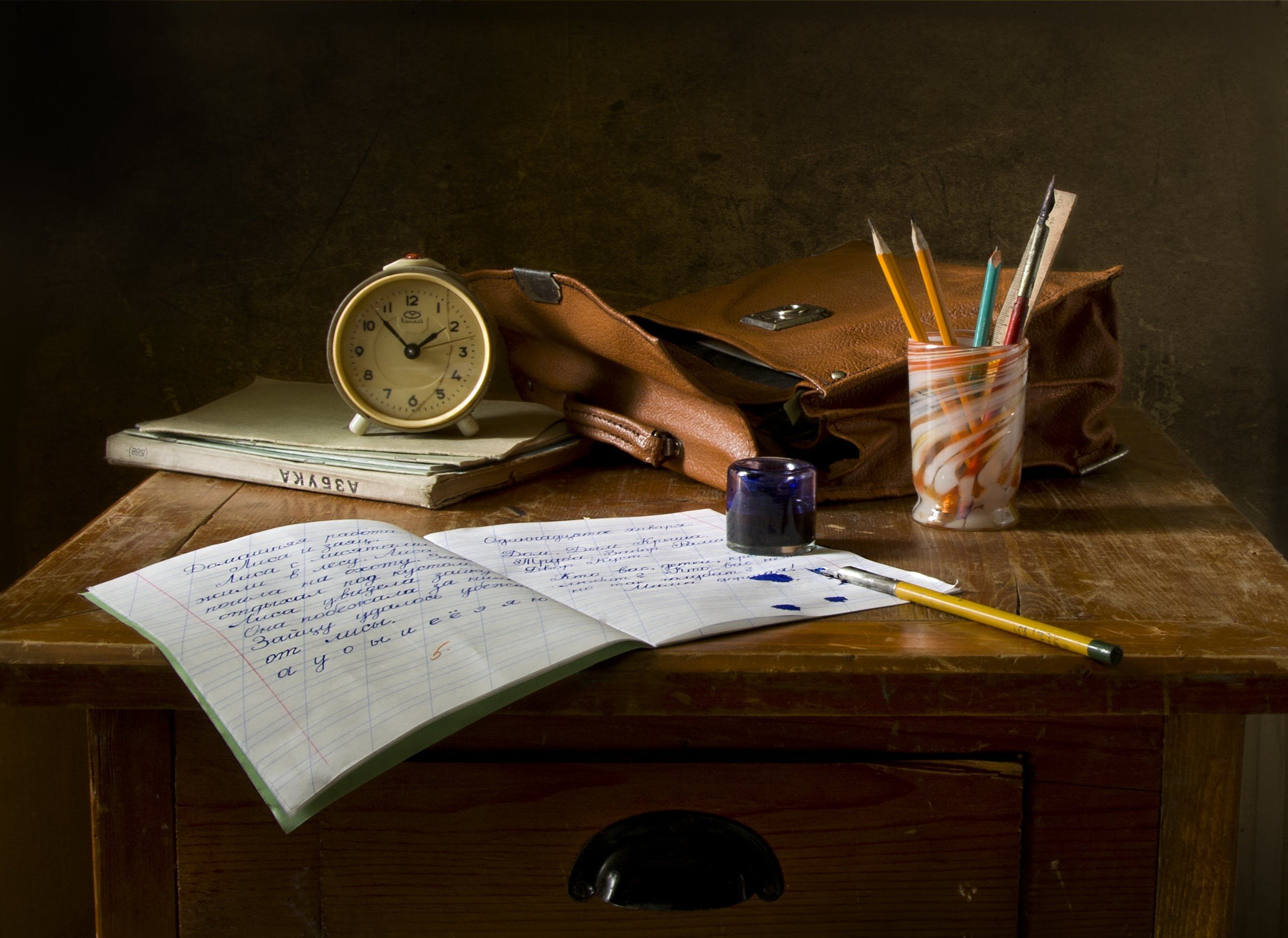 Искусство писательства. Школьный натюрморт. Предметы на столе. Письменный стол писателя. Учительский стол с тетрадями.
