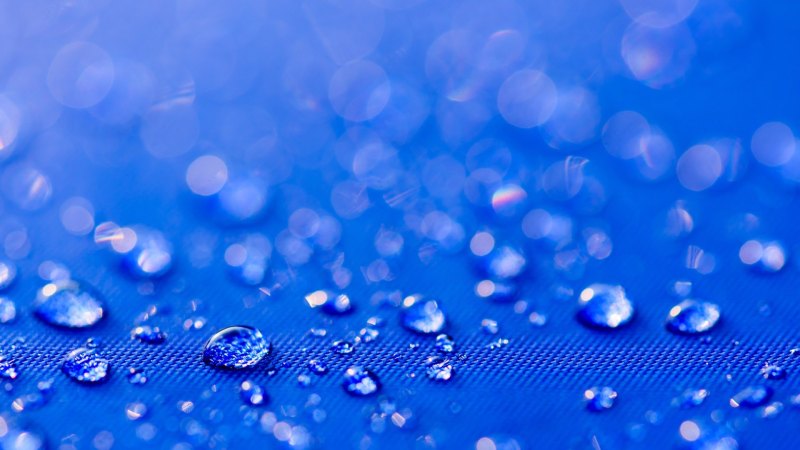 Капли воды на голубом фоне